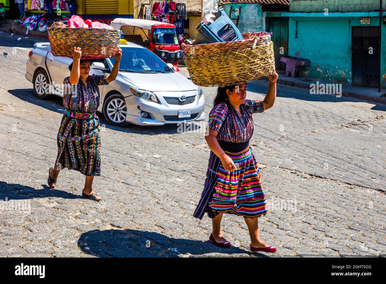 Femme de marché avec jupe enveloppante et blouse brodée colorée, Solola  centre de marché de haut-pays, Solola, Guatemala Photo Stock - Alamy