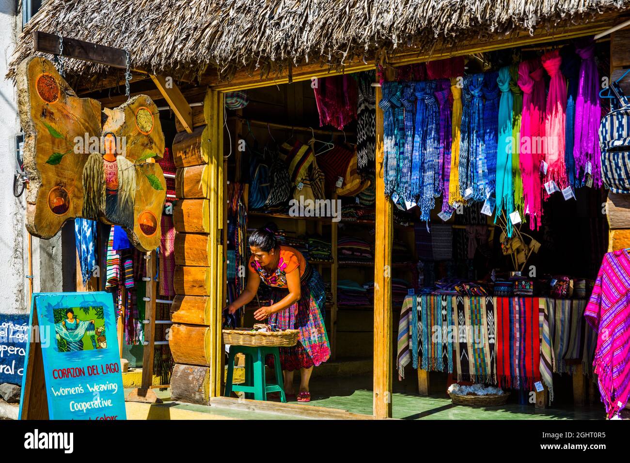 Faites vos courses avec des articles tissés, San Juan la Laguna, Lake Atitlan, San Juan la Laguna, Guatemala Banque D'Images