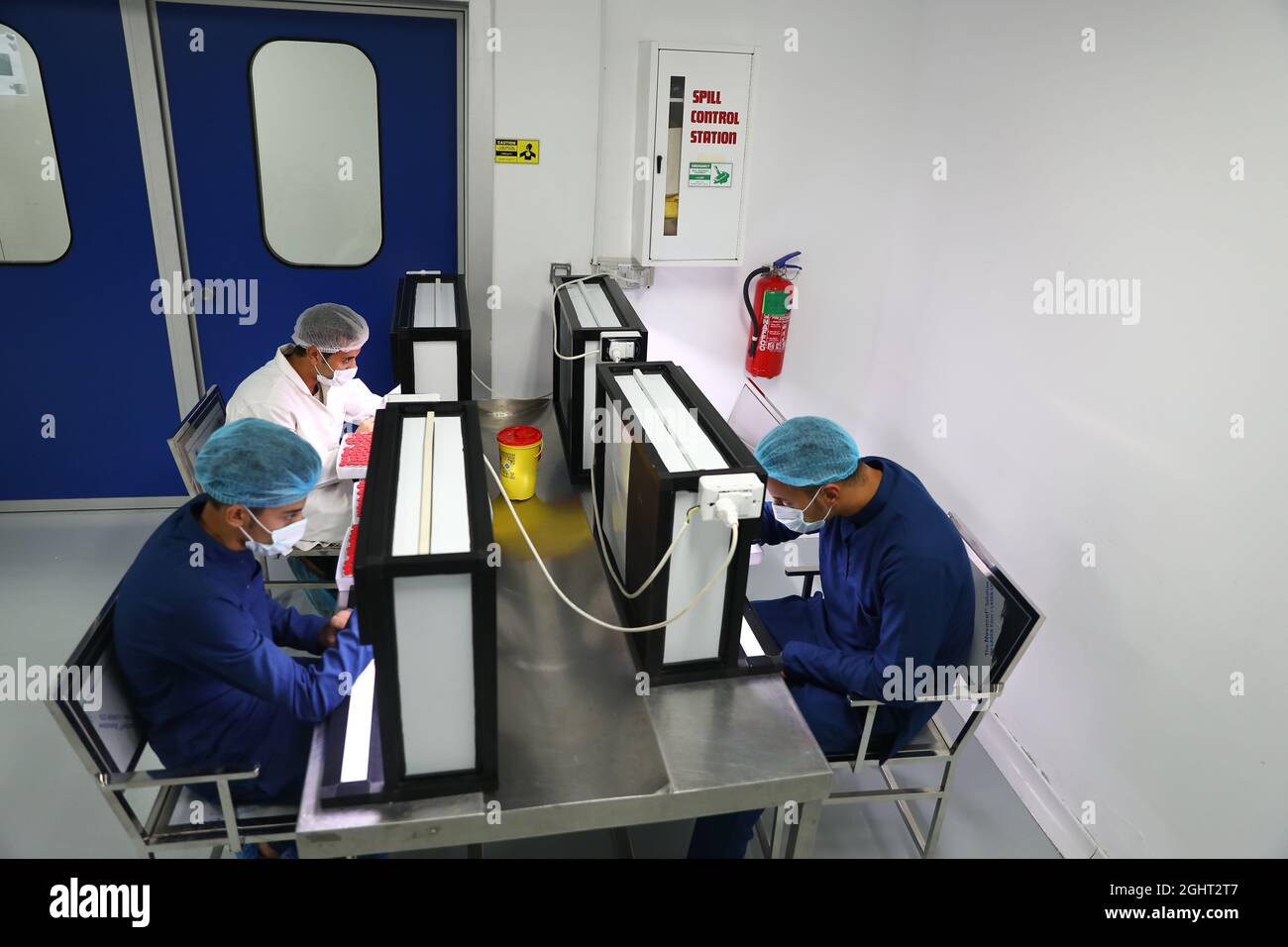 Le Caire, Égypte. 6 septembre 2021. Les membres du personnel vérifient les vaccins COVID-19 produits dans une usine de VACSERA à Gizeh, en Égypte, le 6 septembre 2021. Les usines de la société d'État égyptienne de production de vaccins ont travaillé sans interruption au cours des derniers mois pour fabriquer localement des millions de doses de vaccin chinois COVID-19 Sinovac, comme les yeux les plus peuplés des pays arabes devenant un centre régional pour la production et l'exportation de vaccins. En coopérant avec la Chine, l'Egypte est devenue la plaque tournante régionale de la production du vaccin COVID-19 crédit: Ahmed Gomaa/Xinhua/Alamy Live News Banque D'Images