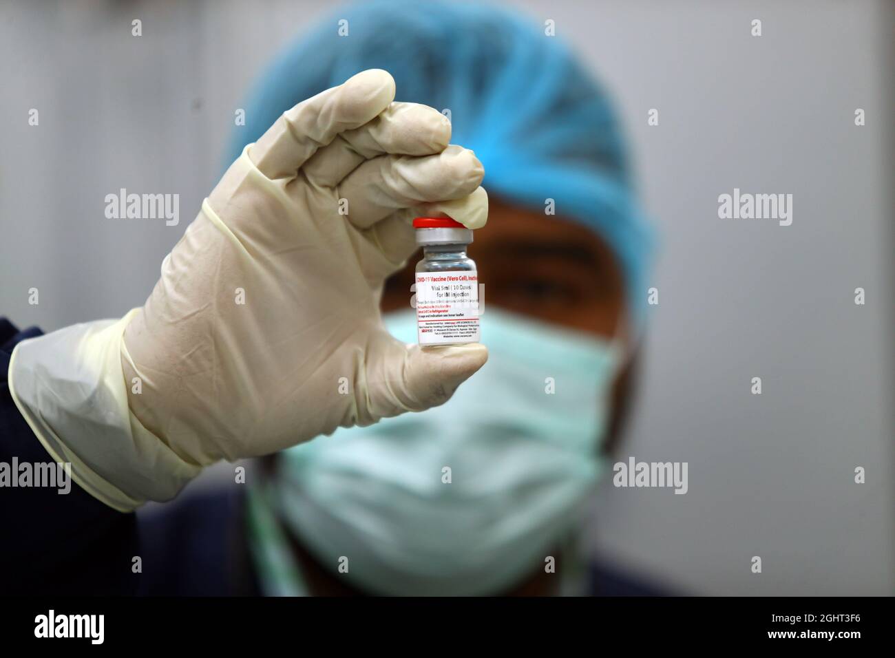Le Caire, Égypte. 6 septembre 2021. Un membre du personnel présente le vaccin COVID-19 produit dans une usine de VACSERA à Gizeh, en Égypte, le 6 septembre 2021. Les usines de la société d'État égyptienne de production de vaccins ont travaillé sans interruption au cours des derniers mois pour fabriquer localement des millions de doses de vaccin chinois COVID-19 Sinovac, comme les yeux les plus peuplés des pays arabes devenant un centre régional pour la production et l'exportation de vaccins. En coopérant avec la Chine, l'Egypte est devenue la plaque tournante régionale de la production du vaccin COVID-19 crédit: Ahmed Gomaa/Xinhua/Alamy Live News Banque D'Images