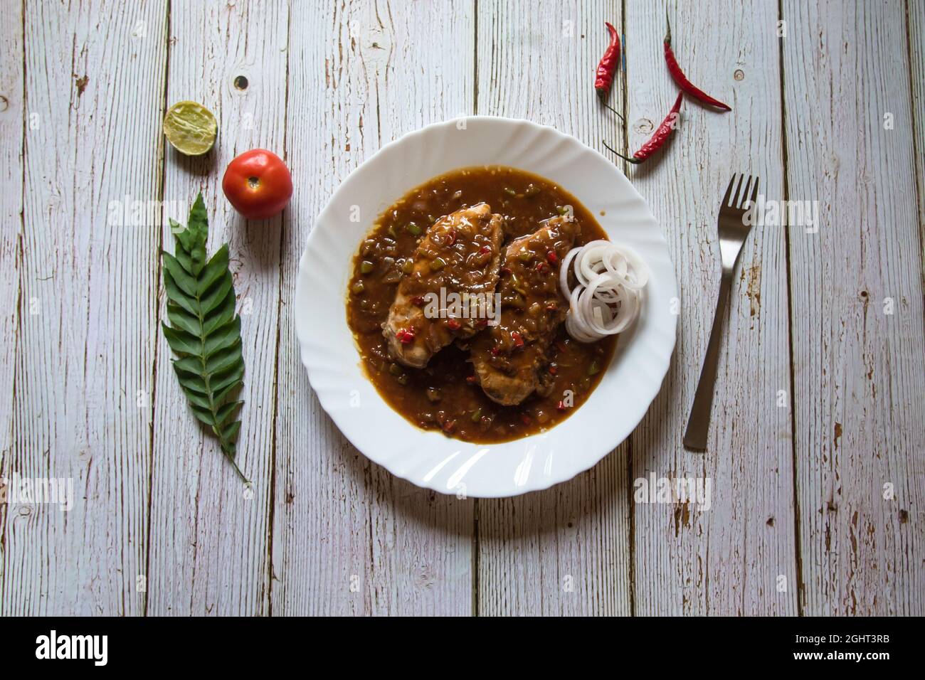 Poitrine de poulet émaillée dans une sauce au Chili à l'ail et aux condiments. Une spécialité continentale généralement servie avec des petits pains. Banque D'Images