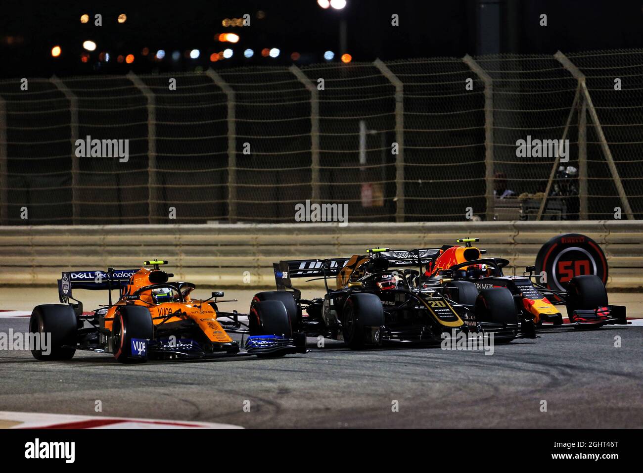 (De gauche à droite) : Lando Norris (GBR) McLaren MCL34 ; Kevin Magnussen (DEN) Haas VF-19 ; et Pierre Gasly (FRA) Red Bull Racing RB15, bataille pour la position. 31.03.2019. Championnat du monde de Formule 1, Rd 2, Grand Prix de Bahreïn, Sakhir, Bahreïn, Jour de la course. Le crédit photo doit être lu : images XPB/Press Association. Banque D'Images