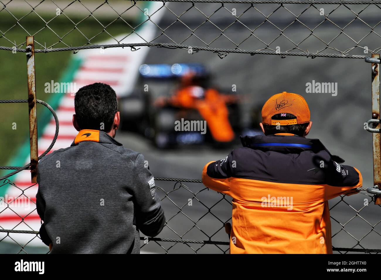 (De gauche à droite) : Andrea Stella (ITA) McLaren Performance Director et Lando Norris (GBR) McLaren regardent Oliver Turvey (GBR) McLaren Test Driver en action. 15.05.2019. Formule 1 dans les tests de saison, deuxième jour, Barcelone, Espagne. Mercredi. Le crédit photo doit être lu : images XPB/Press Association. Banque D'Images