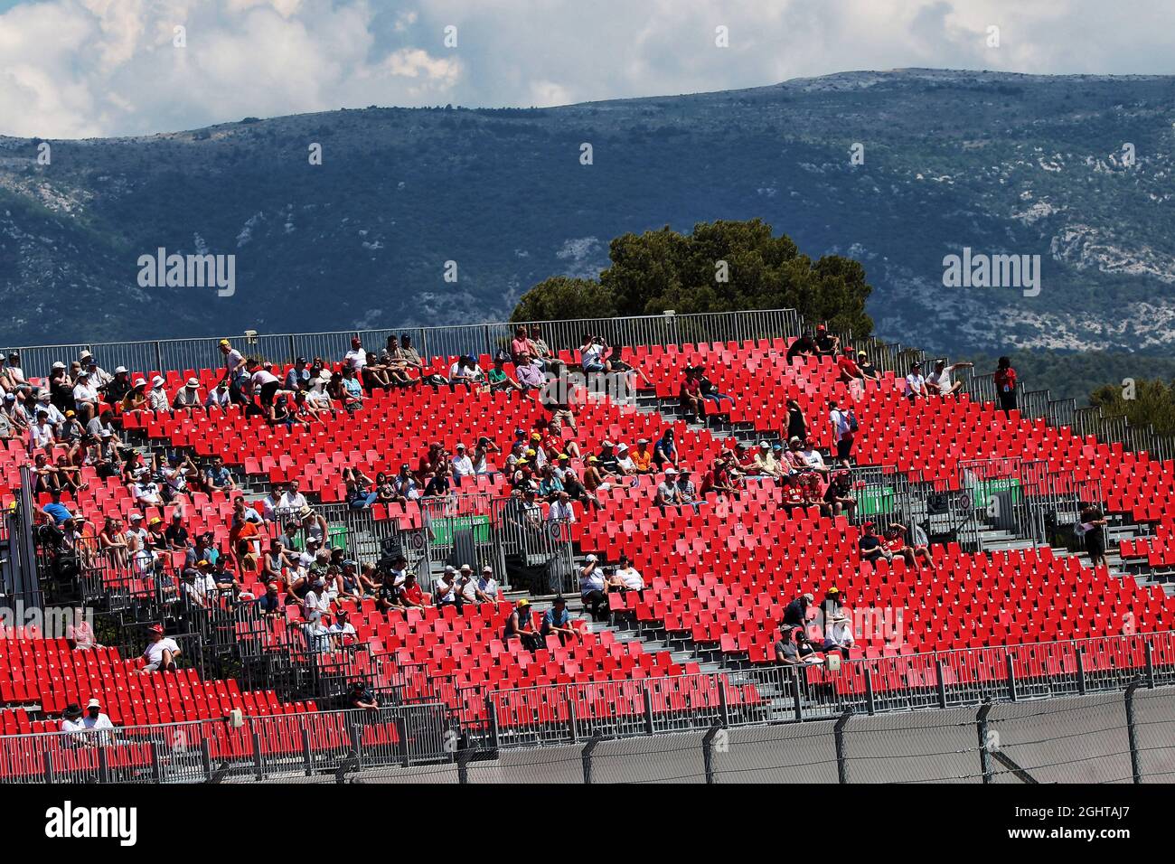 Fans dans la tribune. 22.06.2019. Championnat du monde de Formule 1, Rd 8, Grand Prix de France, Paul Ricard, France, Jour de qualification. Le crédit photo doit être lu : images XPB/Press Association. Banque D'Images