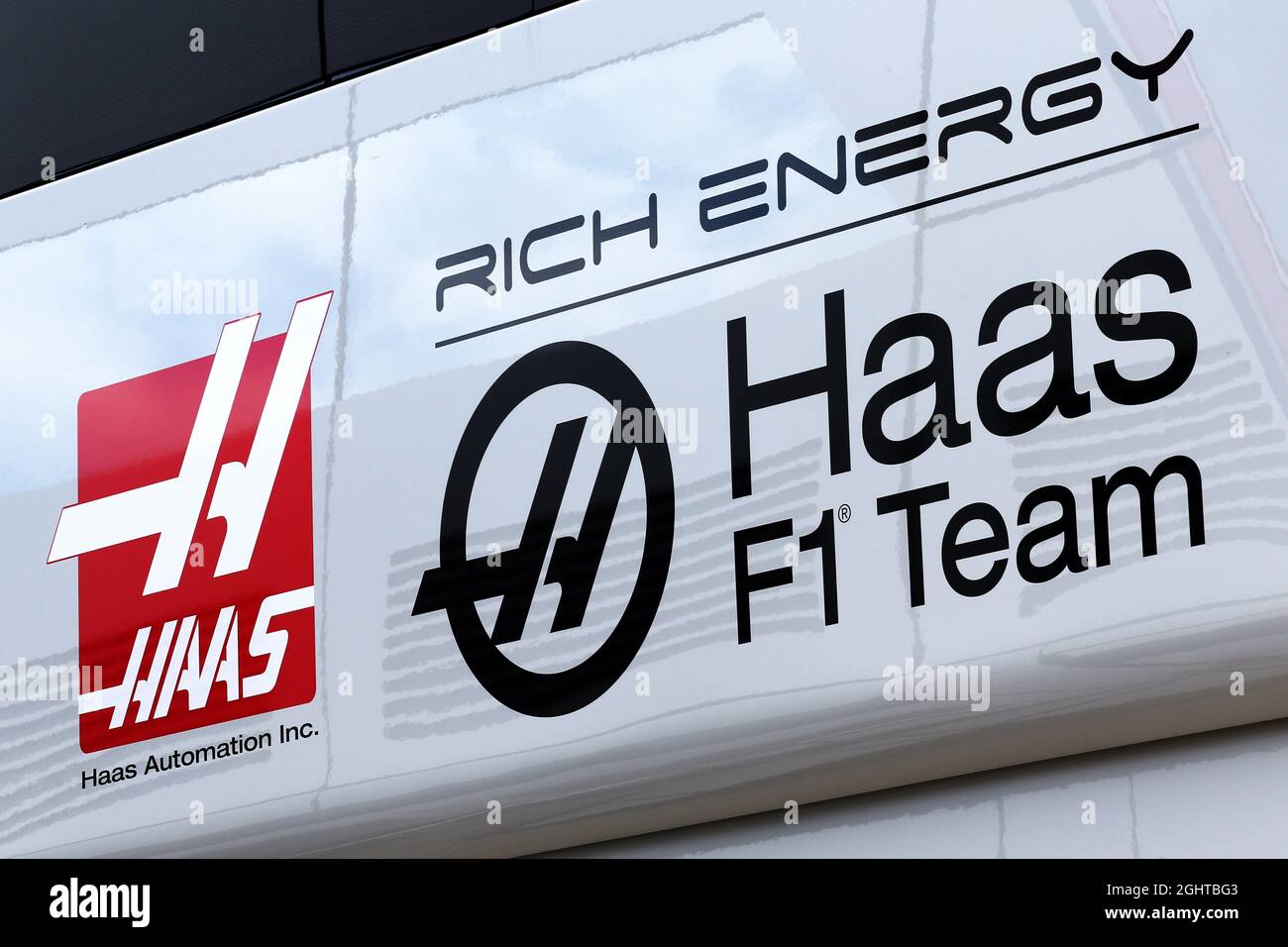 Logo de l'écurie Haas F1 Team avec la marque Rich Energy. 11.07.2019. Championnat du monde de Formule 1, Rd 10, Grand Prix de Grande-Bretagne, Silverstone, Angleterre, Journée de préparation. Le crédit photo doit être lu : images XPB/Press Association. Banque D'Images