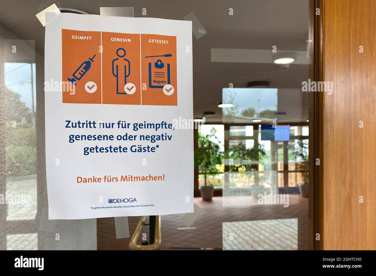 Pandémie en Allemagne le Parlement fédéral décide d'un nouveau point de référence Corona. Accès uniquement pour les vaccins, les convalescents et les tests. Règle 3G, vacciné, récupéré, testé. Le panneau est collé à une porte vitrée d'un hôtel de conférence. Banque D'Images