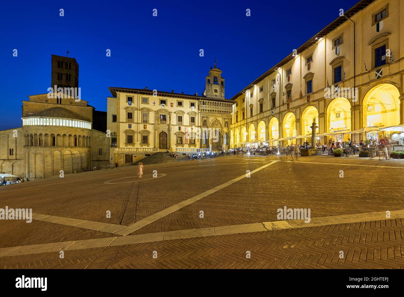 Arezzo Toscane Italie. Piazza Grande au coucher du soleil. Les gens mangent dehors Banque D'Images