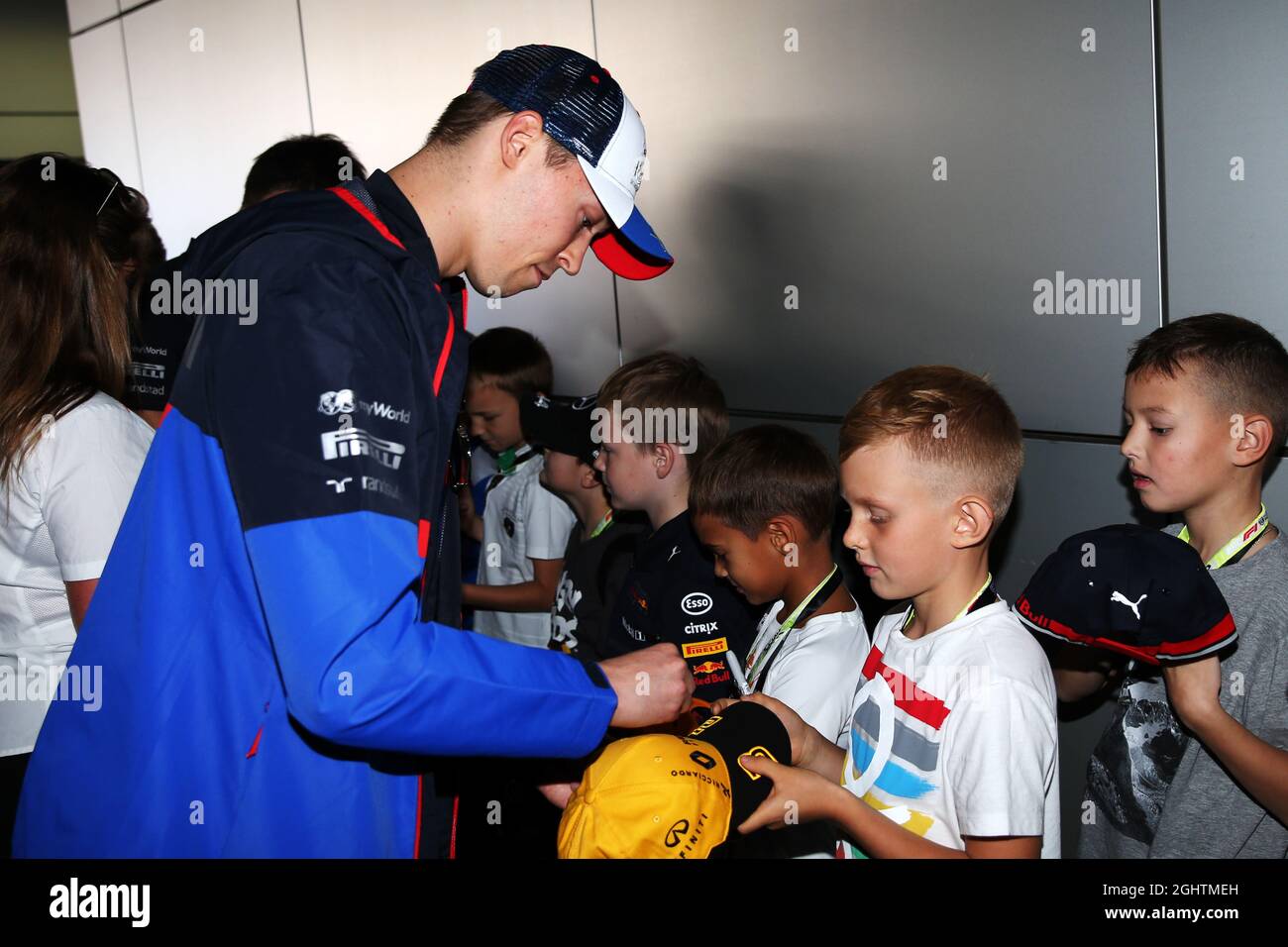 Daniil Kvyat (RUS) Scuderia Toro Rosso avec des enfants de grille sur le défilé de pilotes. 29.09.2019. Championnat du monde de Formule 1, Rd 16, Grand Prix de Russie, Sotchi Autodrom, Sotchi, Russie, jour de la course. Le crédit photo doit être lu : images XPB/Press Association. Banque D'Images