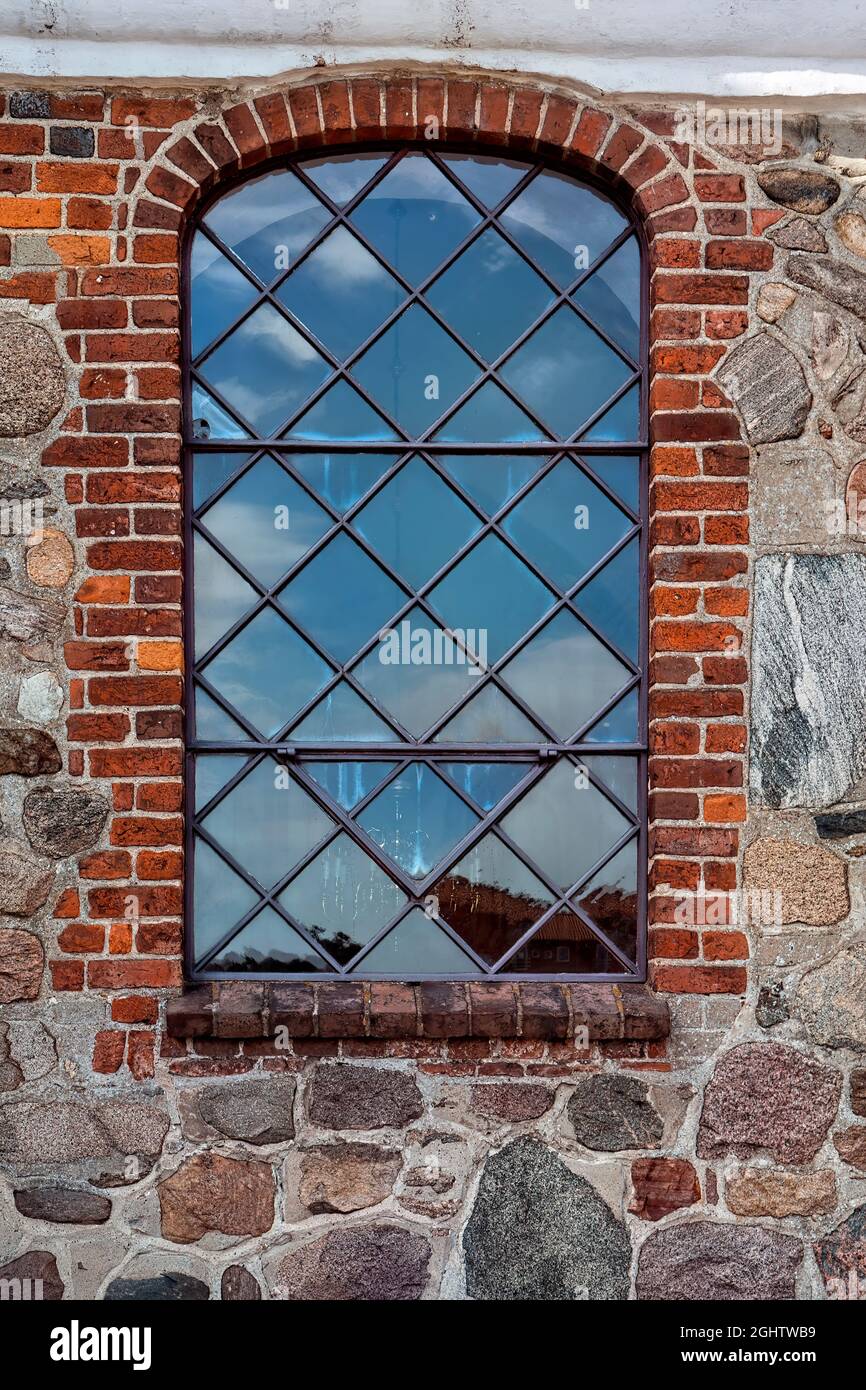 Ancienne fenêtre de l'église. À proximité de l'église de Hornslet, Danemark Banque D'Images