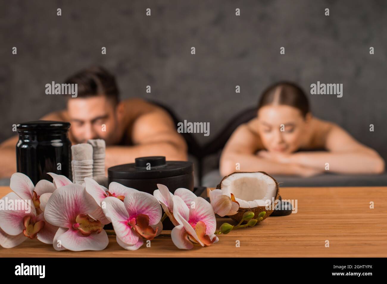 Un couple séduisant se détendre au salon de spa. Concept de soins de beauté. Banque D'Images