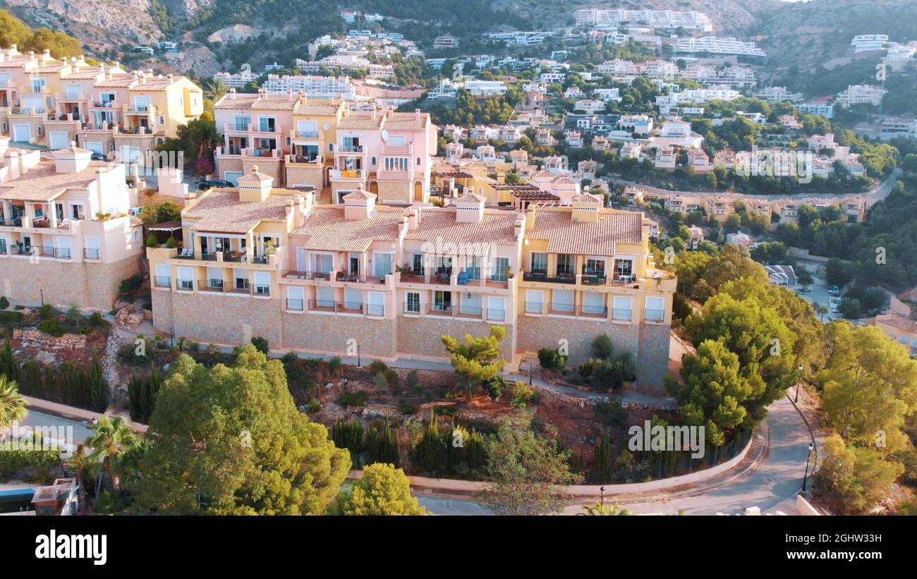 Altea Hills, Espagne 18.08.2021 - vue panoramique d'Altea. Centre historique de la vieille ville avec des montagnes et de luxuriants arbres verts en arrière-plan. Province d'Alicante, Communauté Valencienne. Banque D'Images