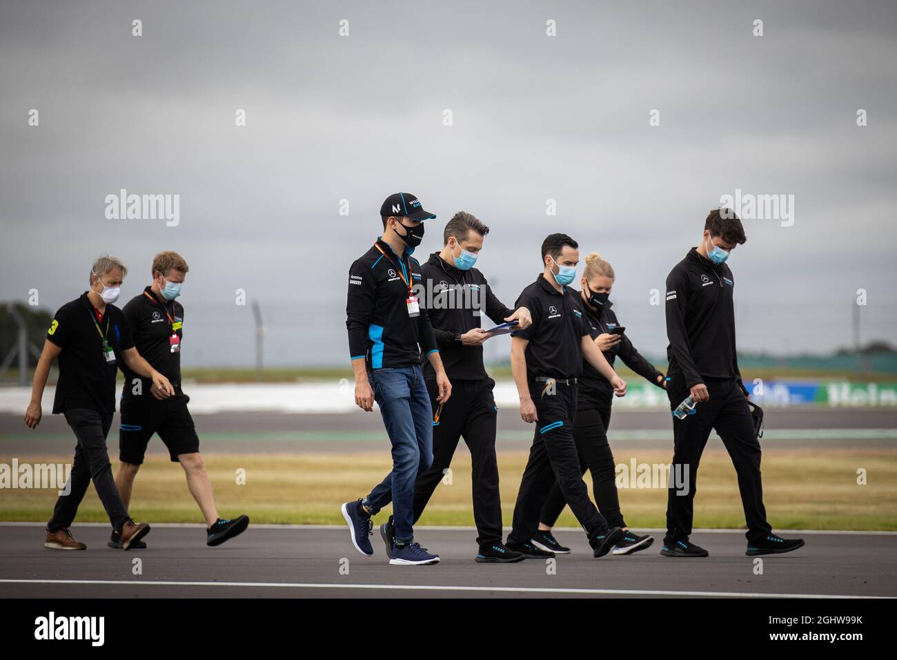 Nicholas Latifi (CDN) Williams Racing parcourt le circuit avec l'équipe. Grand Prix du 70e anniversaire, jeudi 6 août 2020. Silverstone, Angleterre. Banque D'Images