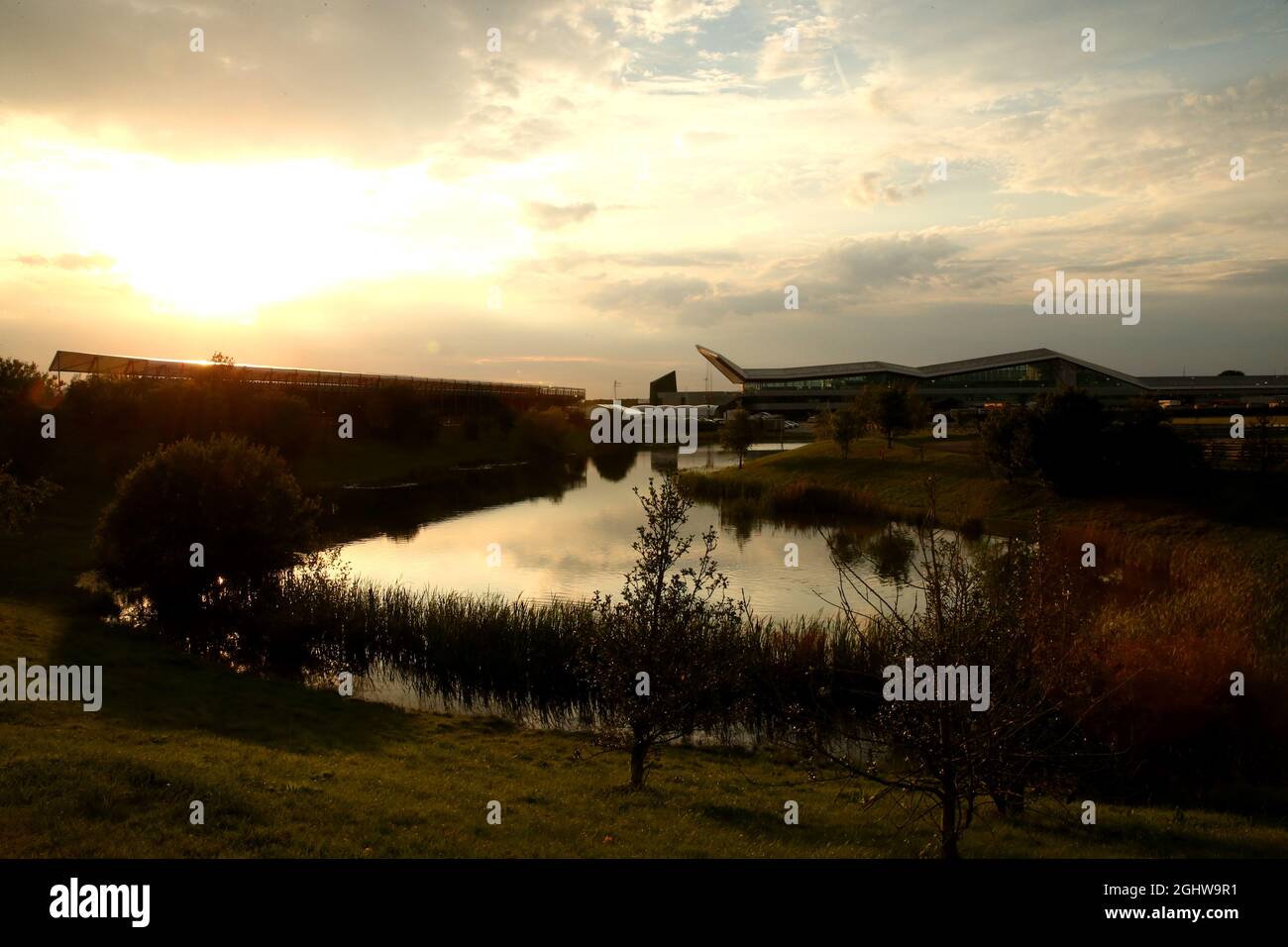 Atmosphère du circuit - bâtiment du lac et de l'aile. 08.08.2020. Championnat du monde de Formule 1, route 5, Grand Prix du 70e anniversaire, Silverstone, Angleterre, Journée de qualification. Le crédit photo doit être lu : images XPB/Press Association. Banque D'Images