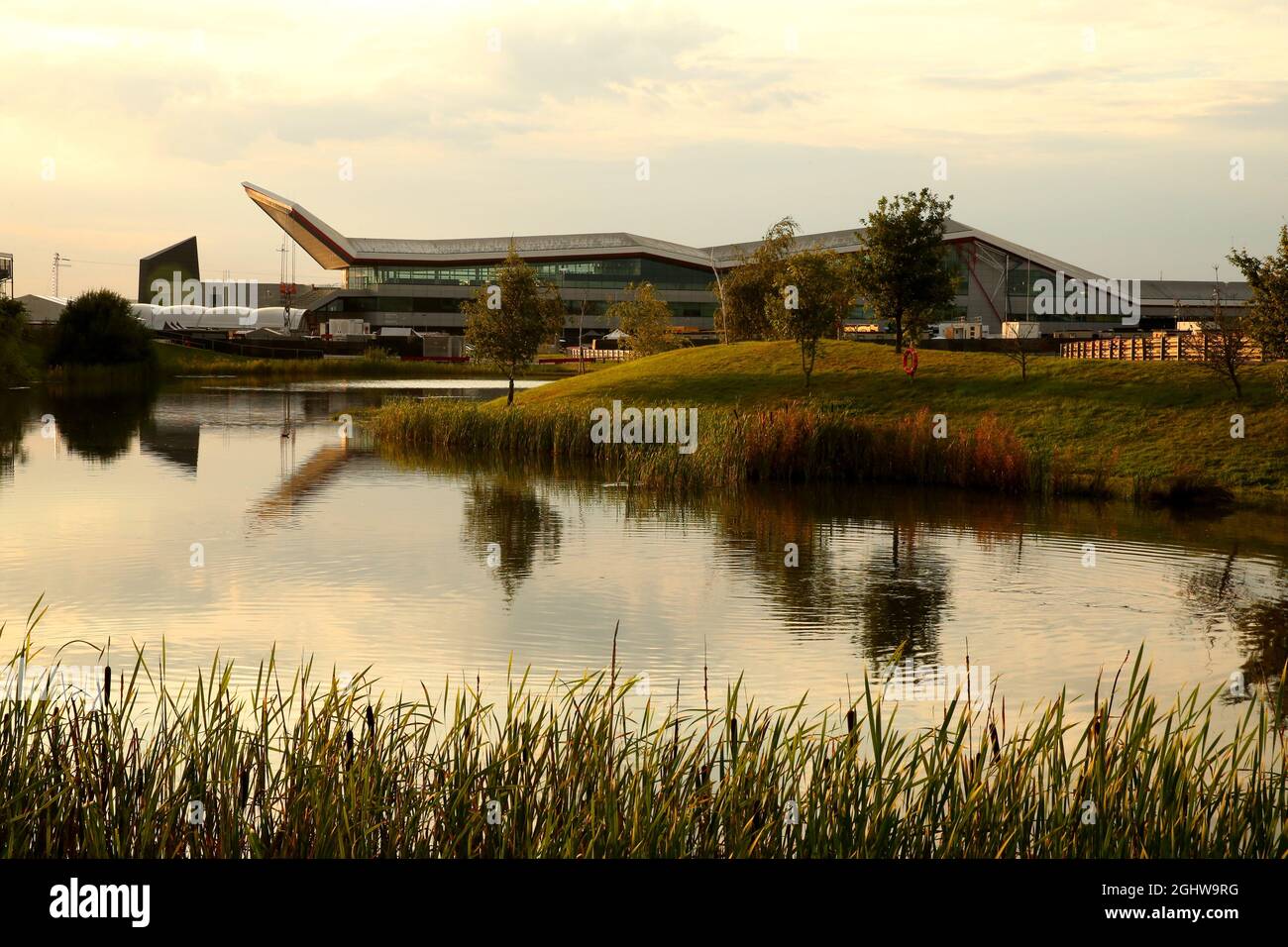 Atmosphère du circuit - bâtiment du lac et de l'aile. 08.08.2020. Championnat du monde de Formule 1, route 5, Grand Prix du 70e anniversaire, Silverstone, Angleterre, Journée de qualification. Le crédit photo doit être lu : images XPB/Press Association. Banque D'Images