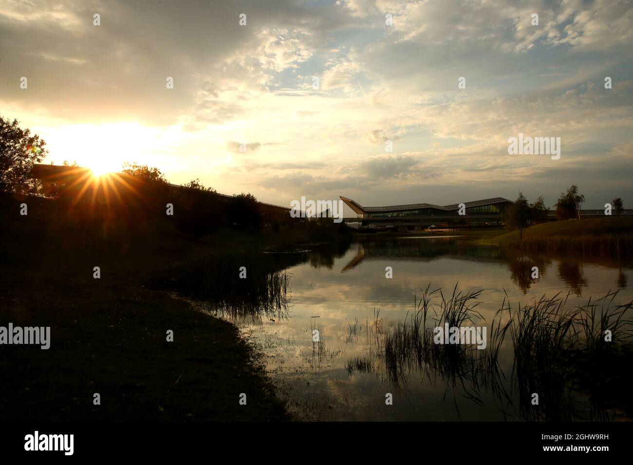 Atmosphère du circuit - bâtiment du lac et de l'aile. 08.08.2020. Championnat du monde de Formule 1, route 5, Grand Prix du 70e anniversaire, Silverstone, Angleterre, Journée de qualification. Le crédit photo doit être lu : images XPB/Press Association. Banque D'Images