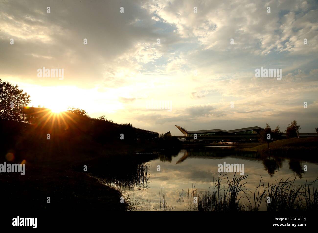 Atmosphère du circuit - bâtiment du lac et de l'aile. 08.08.2020. Championnat du monde de Formule 1, route 5, Grand Prix du 70e anniversaire, Silverstone, Angleterre, Journée de qualification. Le crédit photo doit être lu : images XPB/Press Association. Banque D'Images
