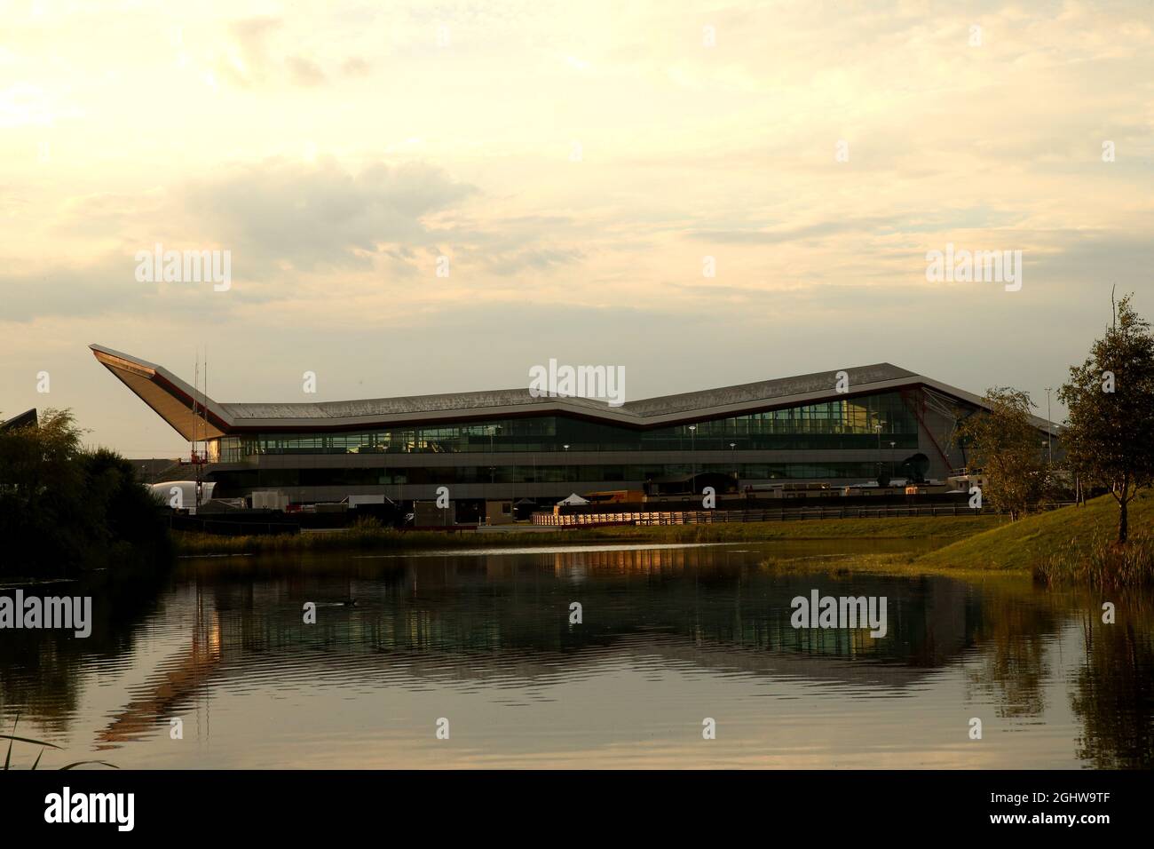 Atmosphère du circuit - bâtiment du lac et de l'aile. 08.08.2020. Championnat du monde de Formule 1, route 5, Grand Prix du 70e anniversaire, Silverstone, Angleterre, Journée de qualification. Le crédit photo doit être lu : images XPB/Press Association. Banque D'Images