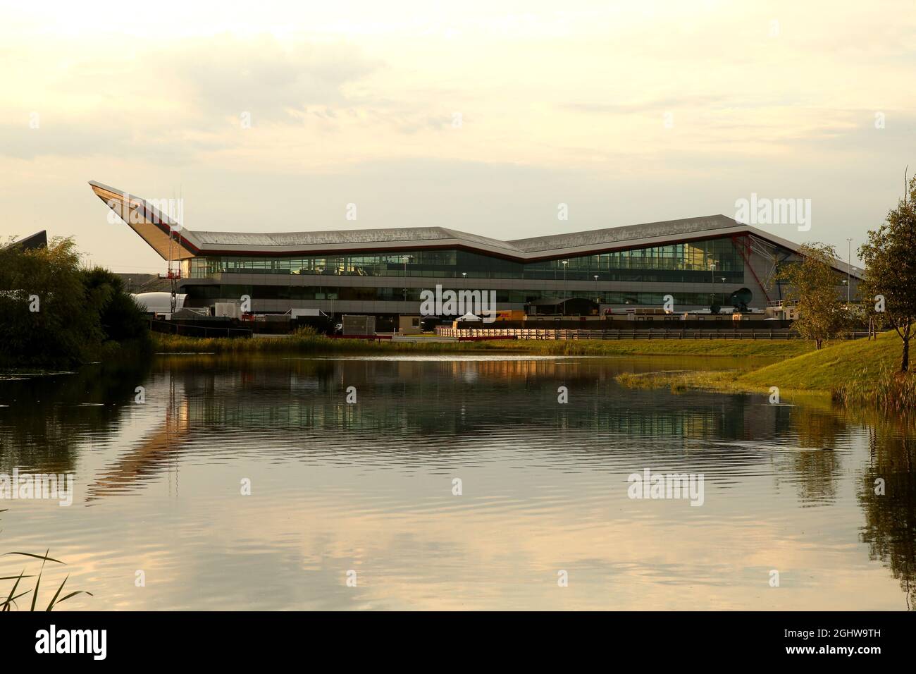 Atmosphère du circuit - bâtiment du lac et de l'aile. 08.08.2020. Championnat du monde de Formule 1, route 5, Grand Prix du 70e anniversaire, Silverstone, Angleterre, Journée de qualification. Le crédit photo doit être lu : images XPB/Press Association. Banque D'Images