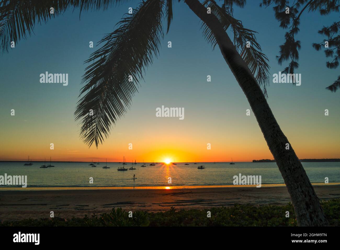 Silhouette de yachts ancrés dans l'océan au coucher du soleil, Fannie Bay, Darwin, territoire du Nord, Australie Banque D'Images