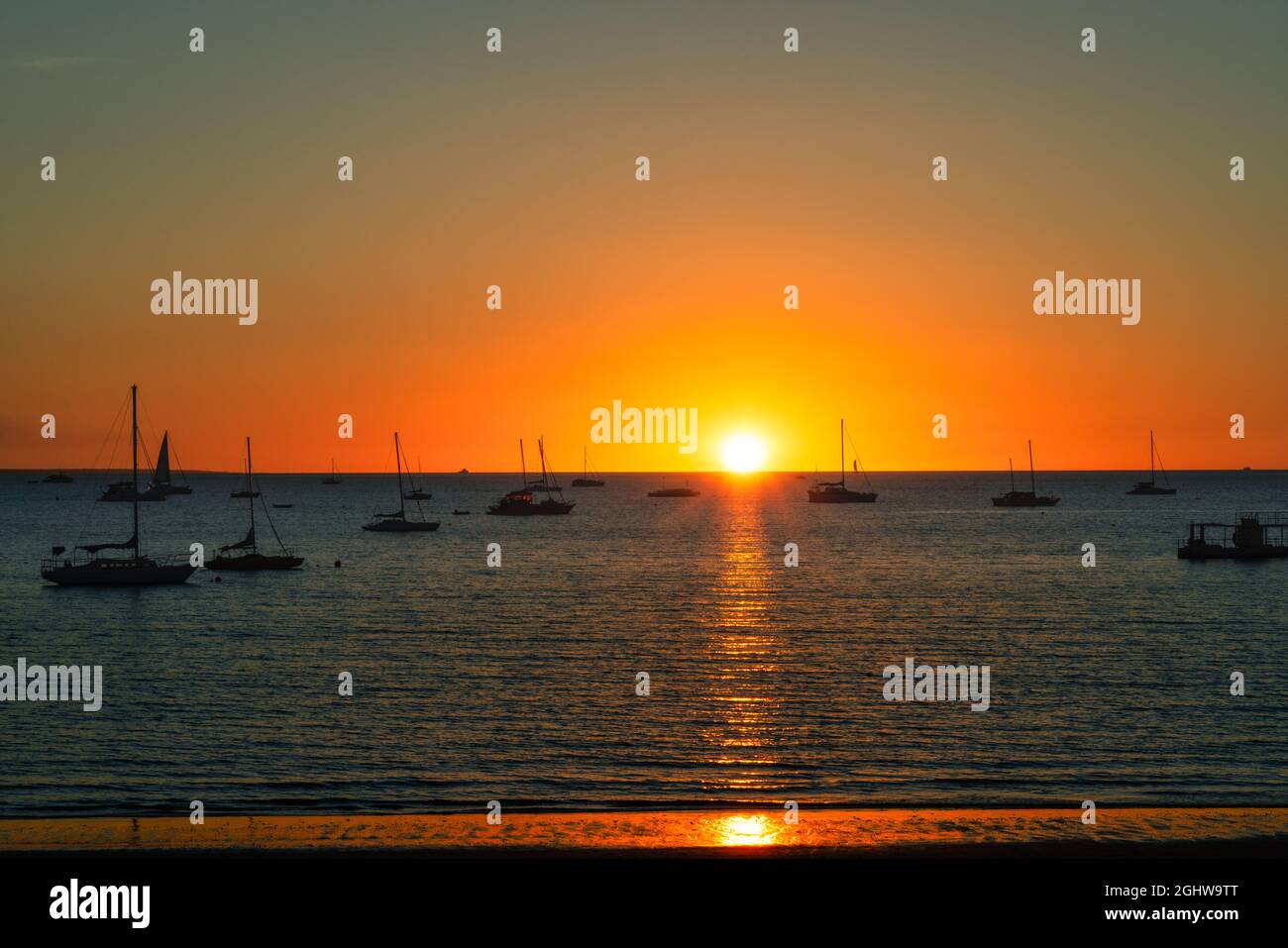 Silhouette de yachts ancrés dans l'océan au coucher du soleil, Fannie Bay, Darwin, territoire du Nord, Australie Banque D'Images