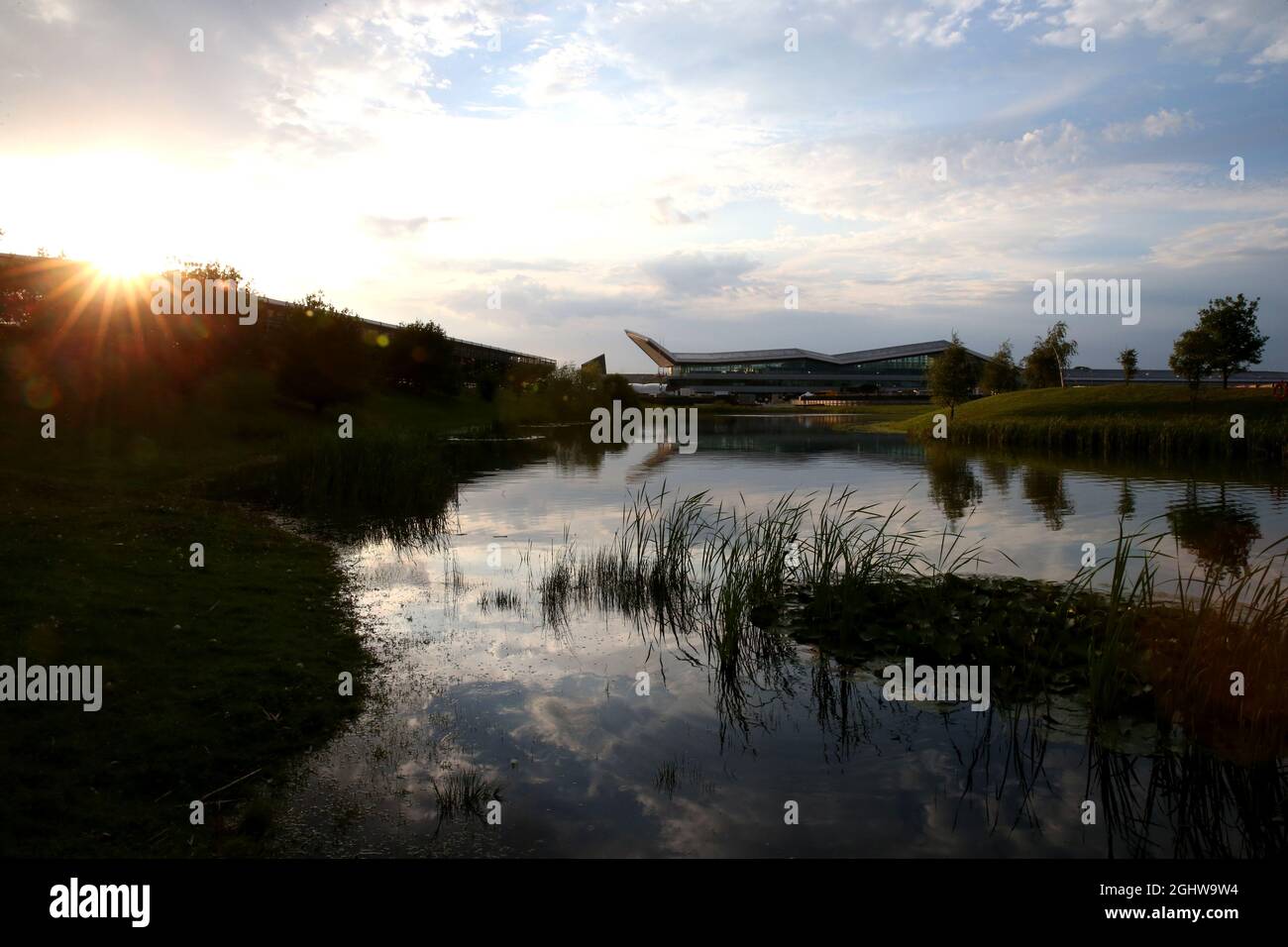 Atmosphère du circuit - bâtiment du lac et de l'aile. 08.08.2020. Championnat du monde de Formule 1, route 5, Grand Prix du 70e anniversaire, Silverstone, Angleterre, Journée de qualification. Le crédit photo doit être lu : images XPB/Press Association. Banque D'Images