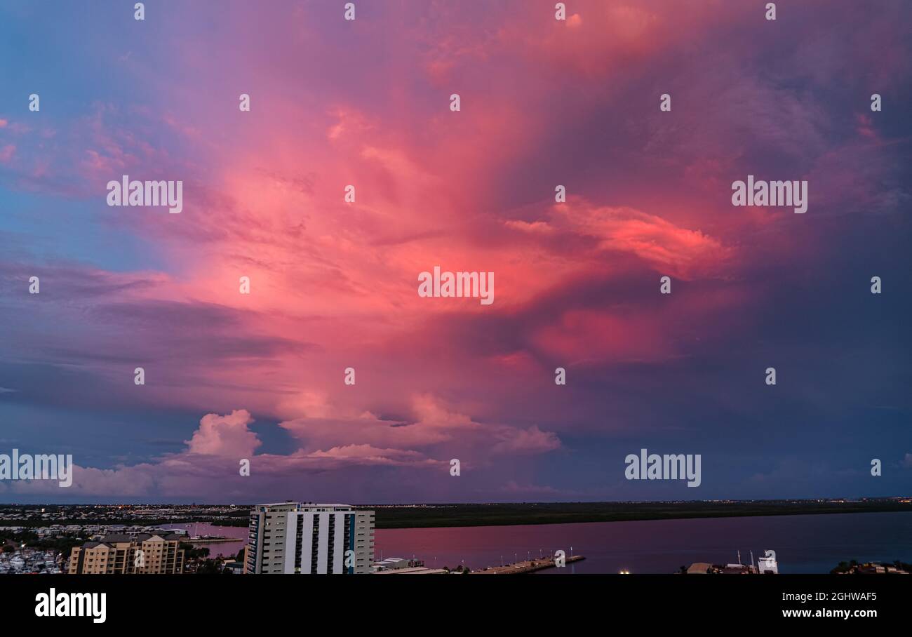 La saison humide s'étend sur les gratte-ciel de la ville au coucher du soleil, Darwin, territoire du Nord, Australie Banque D'Images
