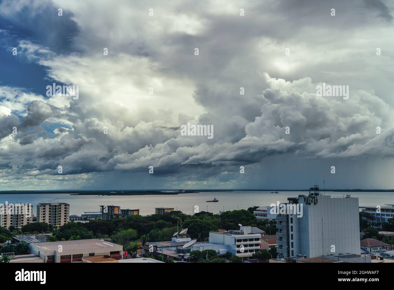 La saison des pluies tempête nuages au-dessus du front de mer, Darwin, territoire du Nord, Australie Banque D'Images