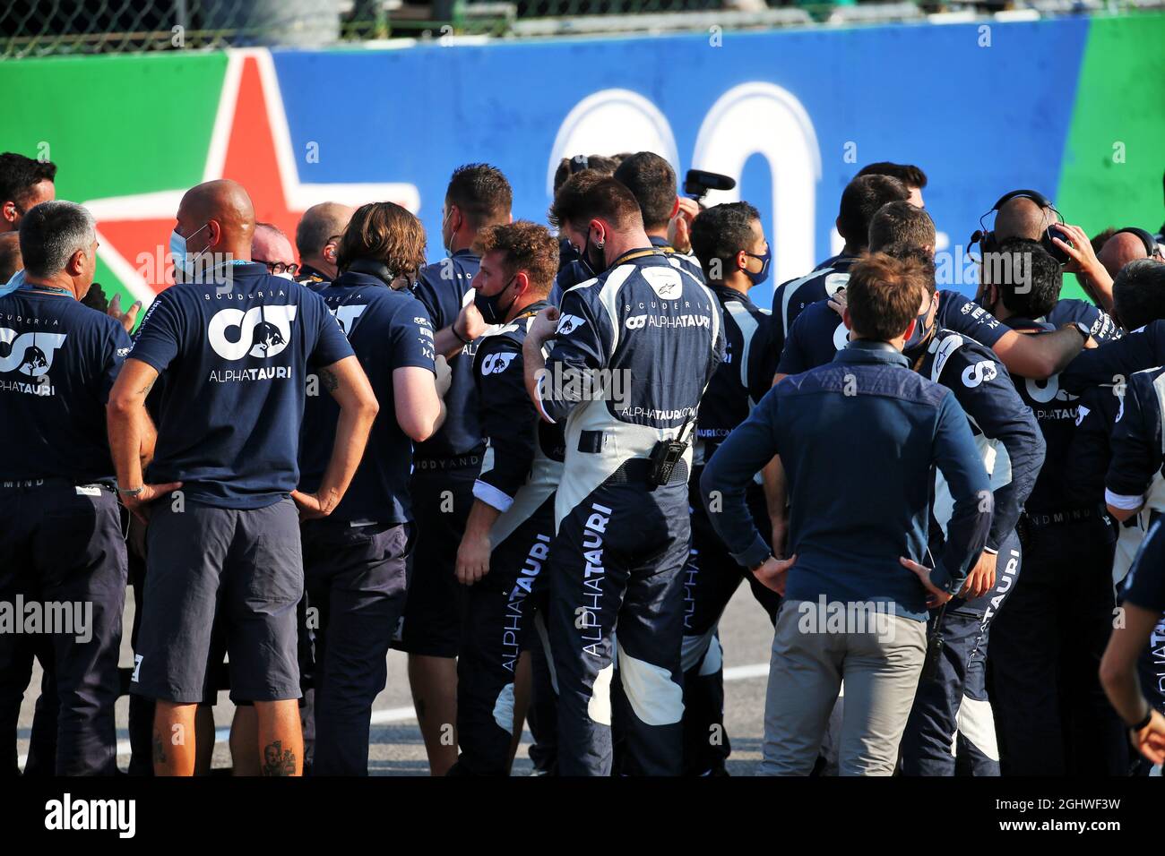 AlphaTauri célébrez la victoire de Pierre Gasly (FRA) AlphaTauri sur le podium. 06.09.2020. Championnat du monde de Formule 1, Rd 8, Grand Prix d'Italie, Monza, Italie, Jour de la course. Le crédit photo doit être lu : images XPB/Press Association. Banque D'Images