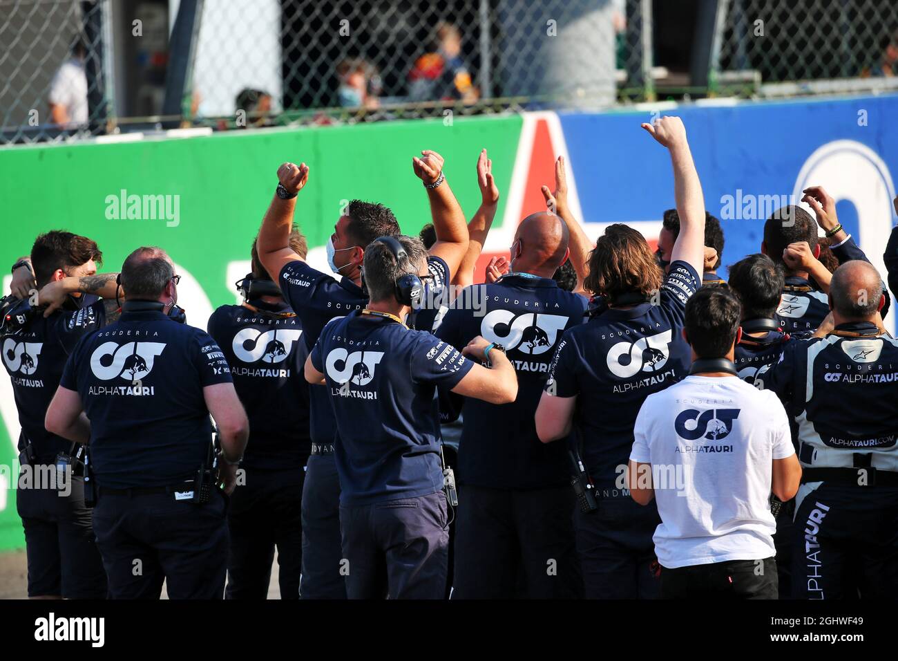 AlphaTauri célébrez la victoire de Pierre Gasly (FRA) AlphaTauri sur le podium. 06.09.2020. Championnat du monde de Formule 1, Rd 8, Grand Prix d'Italie, Monza, Italie, Jour de la course. Le crédit photo doit être lu : images XPB/Press Association. Banque D'Images