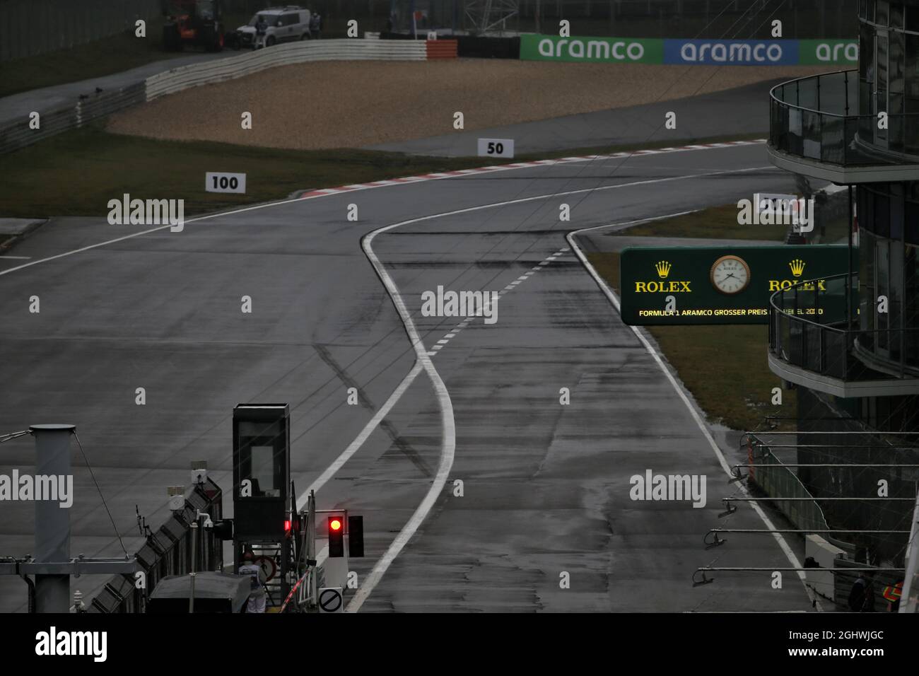Circuit atmosphère - lumière rouge à la sortie de la voie de la fosse pendant la deuxième séance d'entraînement. 09.10.2020. Formula 1 World Championship, Rd 11, Eifel Grand Prix, Nurbugring, Allemagne, Journée d'entraînement. Le crédit photo doit être lu : images XPB/Press Association. Banque D'Images