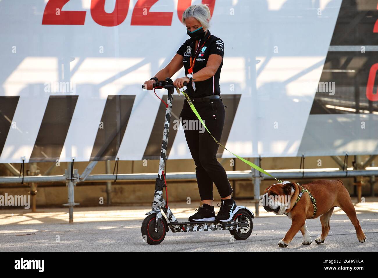 Angela Cullen (NZL) Mercedes AMG F1 physiothérapeute avec Roscoe.  23.10.2020. Championnat du monde de Formule 1, Rd 12, Grand Prix portugais,  Portimao, Portugal, Journée d'entraînement. Le crédit photo doit être lu :