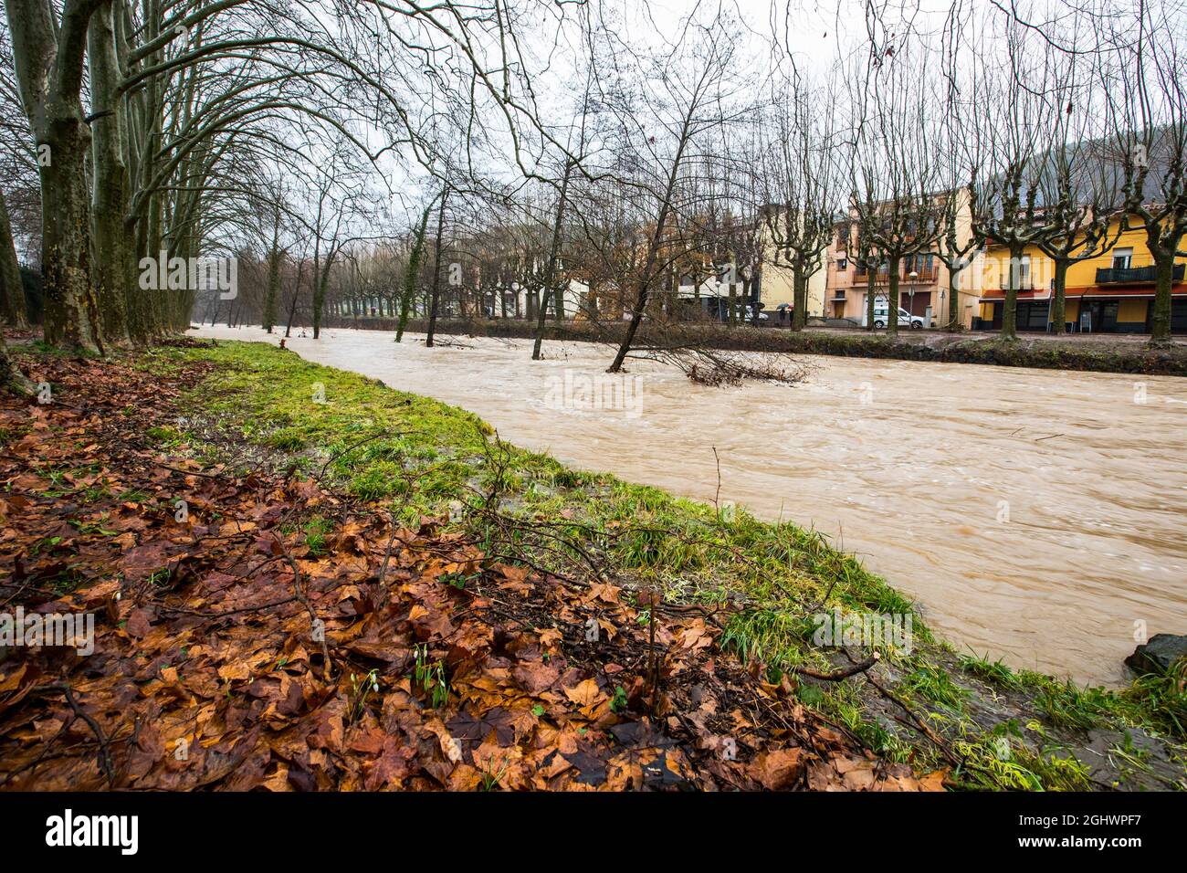 Inondée de berges pendant une tempête, Olot, la Garrotxa, Gérone, Espagne Banque D'Images