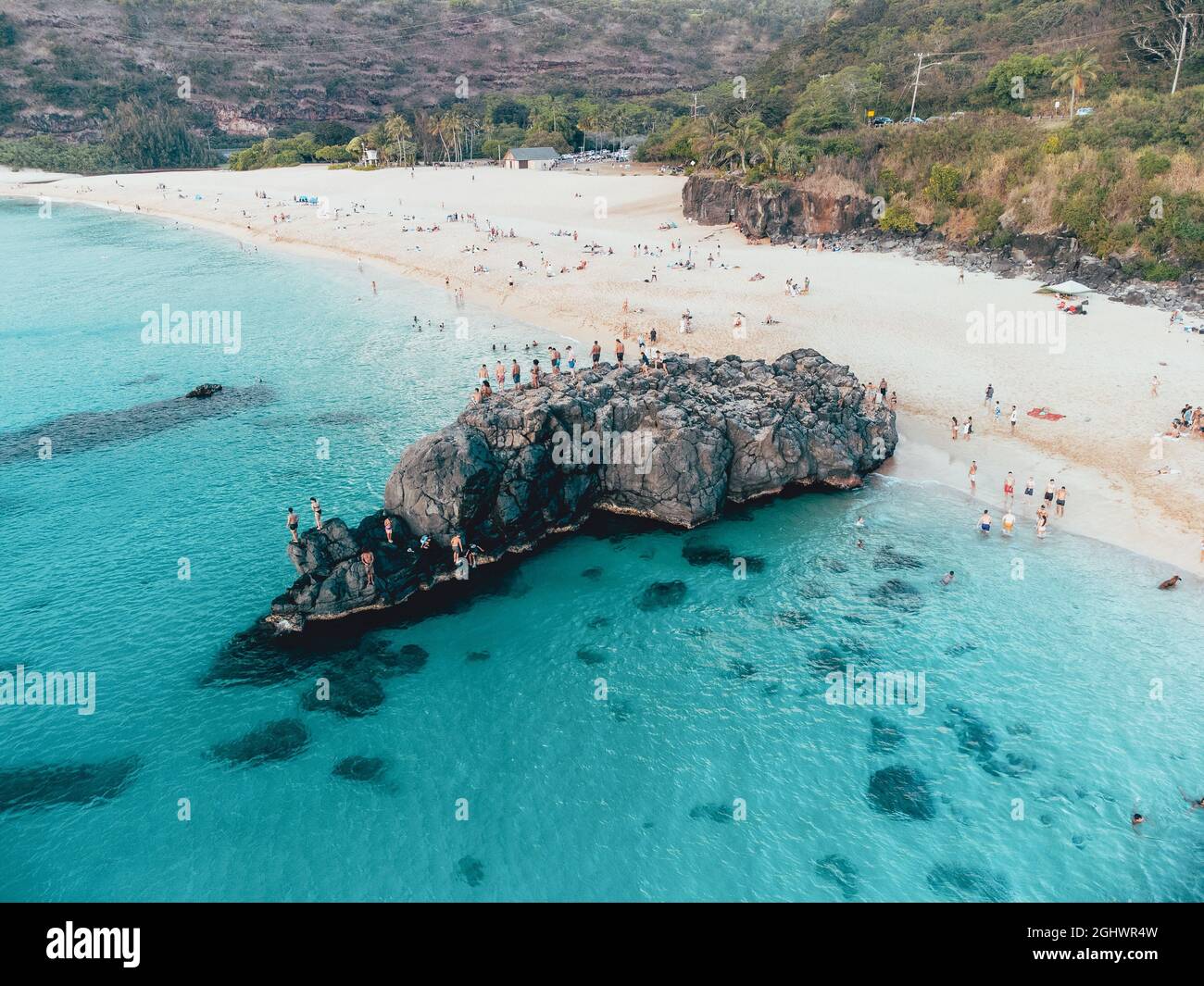 Personnes debout sur Jump Rock, Waimea Bay, Oahu, Hawaii, États-Unis Banque D'Images