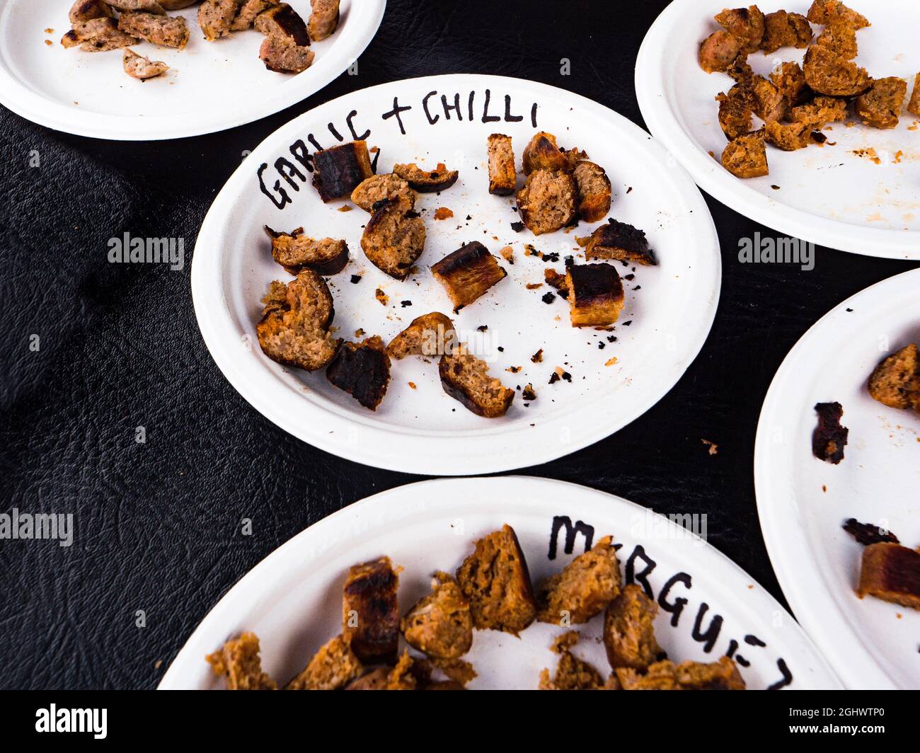 Des échantillons de saucisses au piment chaud infusé au festival du Chili de Waddesdon Manor. Banque D'Images