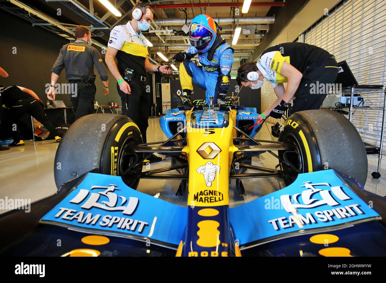 Fernando Alonso (ESP) Renault F1 Team dans la Renault R25 2005. 11.12.2020. Formula 1 World Championship, Rd 17, Grand Prix d'Abu Dhabi, circuit Yas Marina, Abu Dhabi, Practice Day. Le crédit photo doit être lu : images XPB/Press Association. Banque D'Images