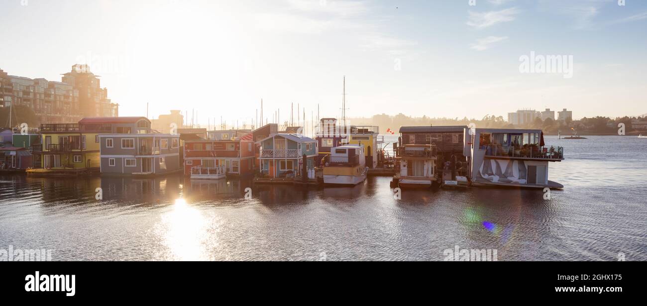 Maisons sur l'eau à un quai flottant dans Fisherman's Wharf Park Banque D'Images