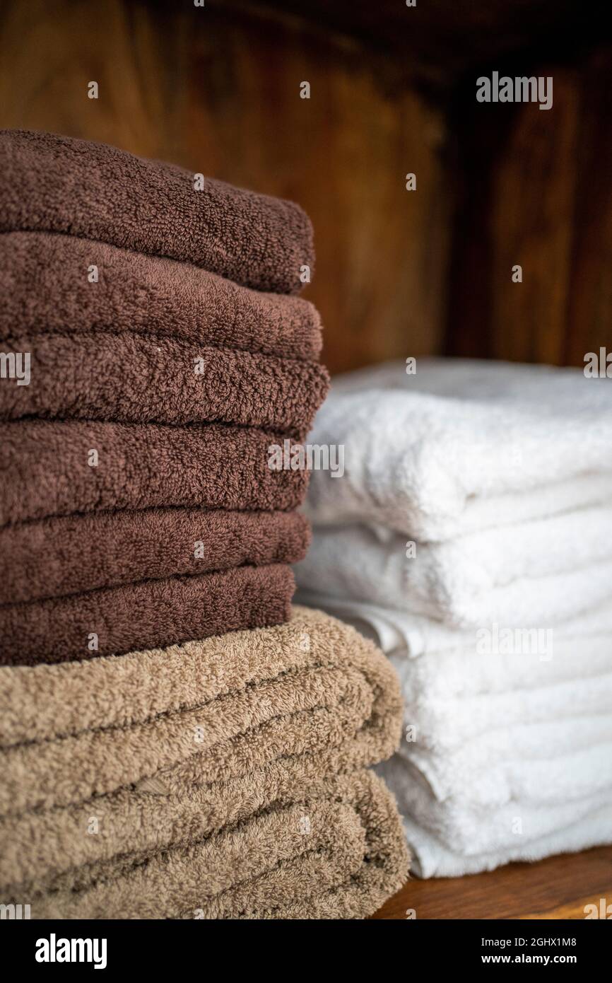Pile de serviettes, fraîches et lavées. Massage spa bien-être de l'hôtel ou de la maison à l'intérieur d'une armoire. Banque D'Images