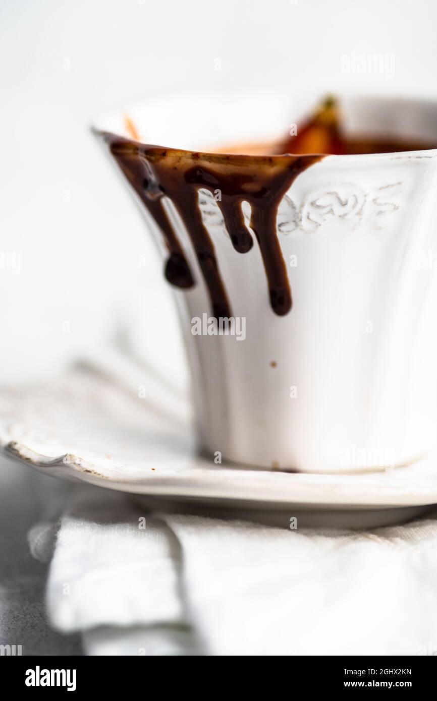 Videz la tasse de chocolat chaud au Chili Banque D'Images