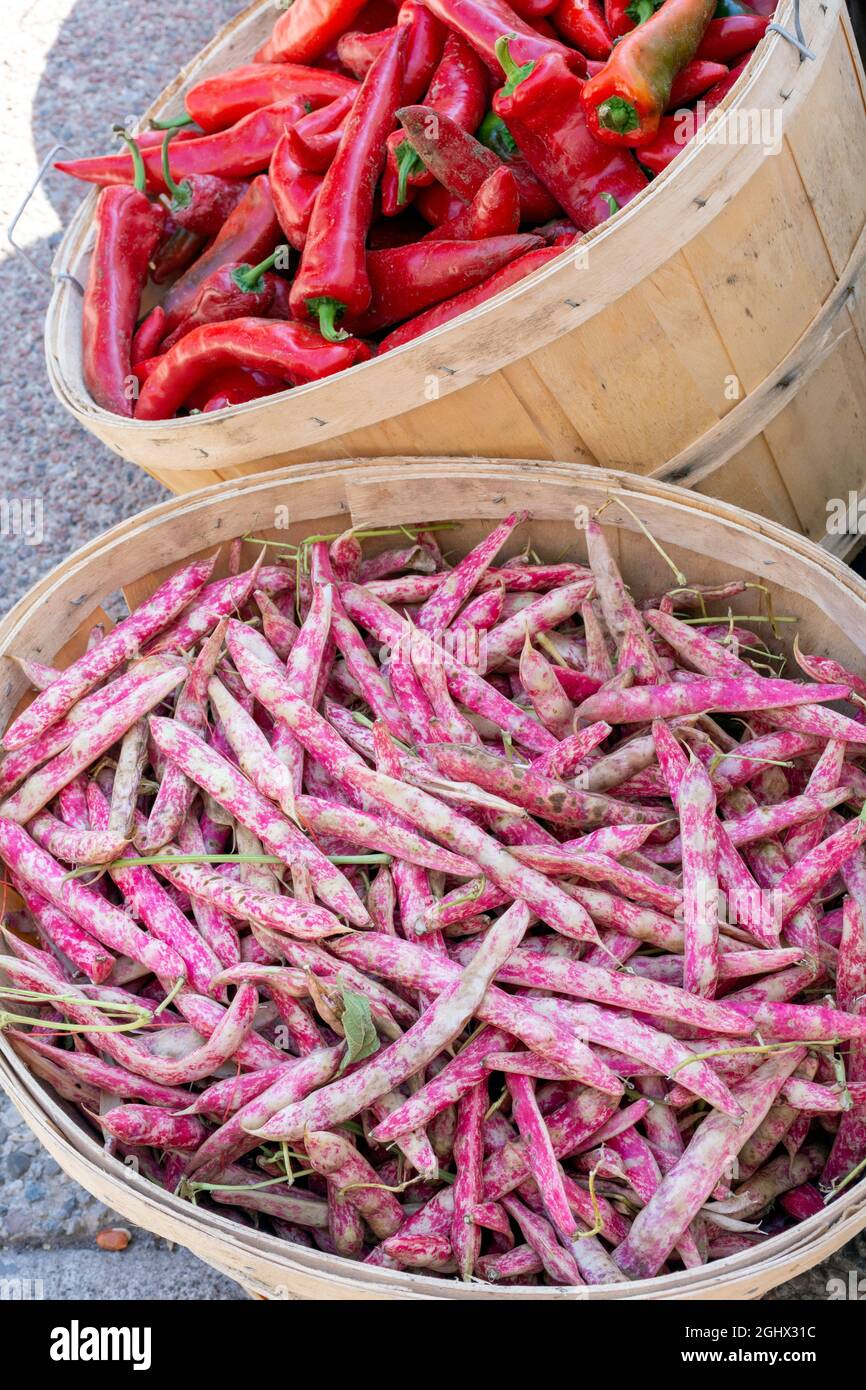 Des haricots borlotti ou canneberges roses et blancs sont vus avec des poivrons rouges sur le marché. Banque D'Images
