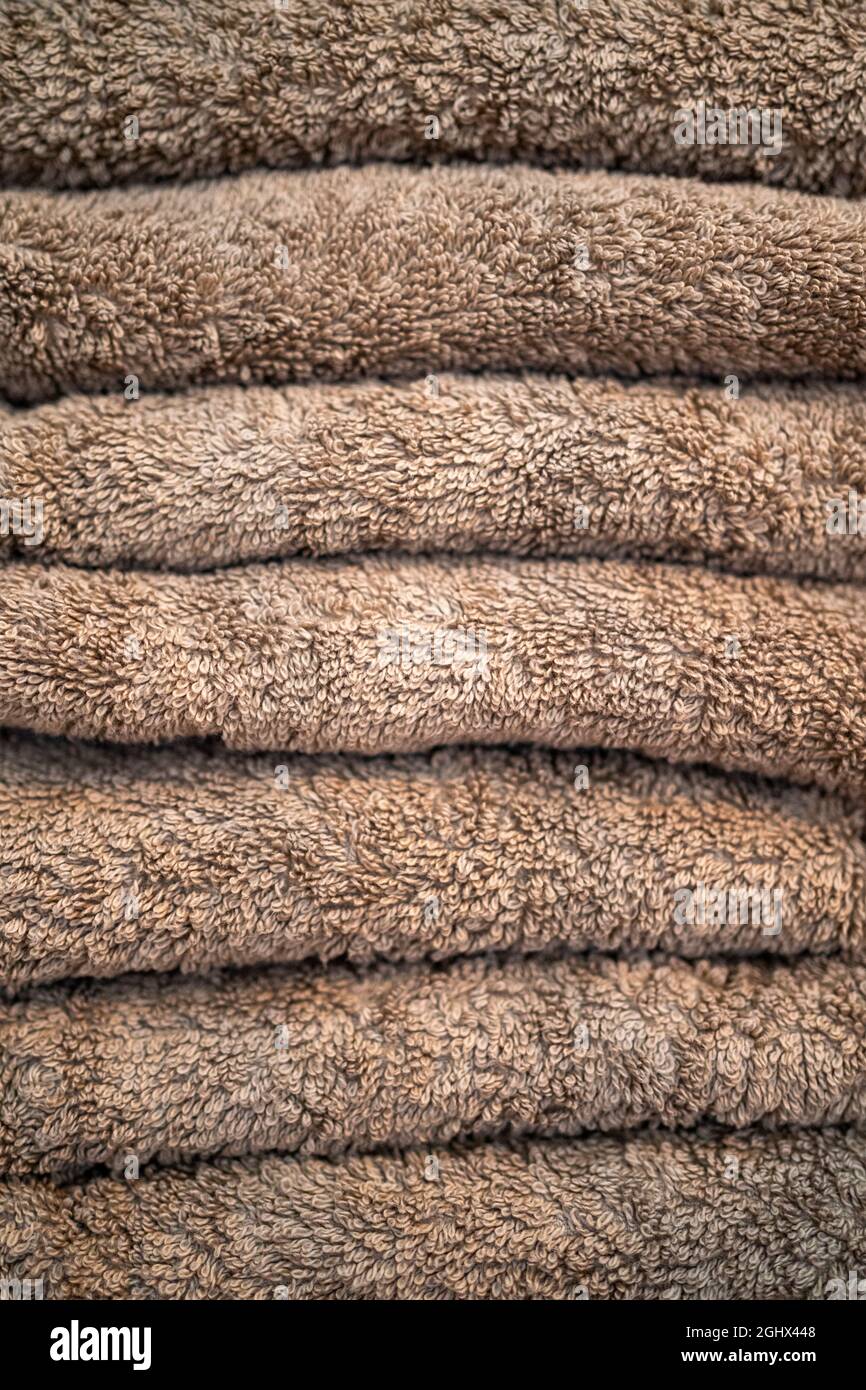 Pile de serviettes, fraîches et lavées. Massage spa bien-être de l'hôtel ou de la maison à l'intérieur d'une armoire. Banque D'Images