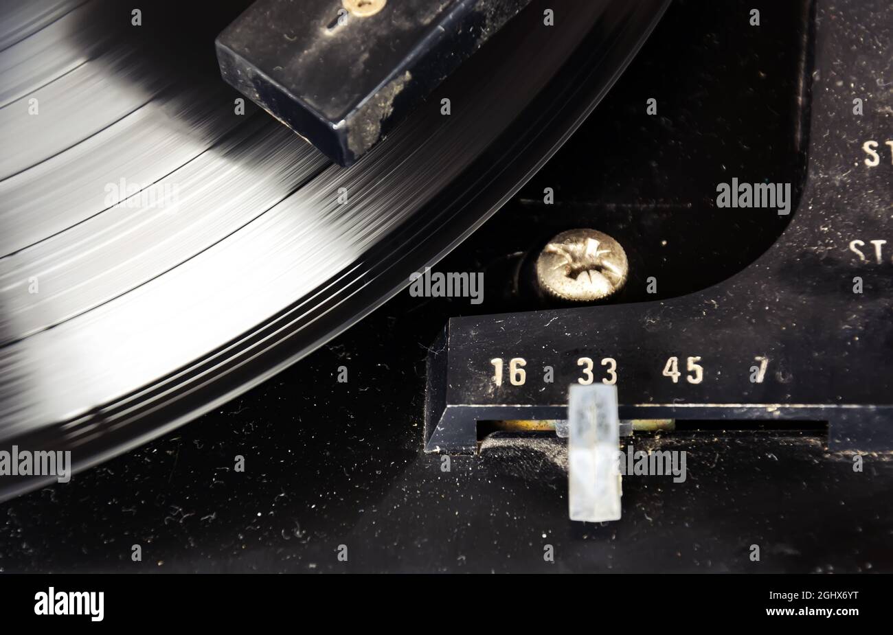 enregistrement en vinyle noir tournant sur la platine avec le sélecteur de vitesse réglé sur 33 tr/min. Équipement audio vintage. Lecteur de disques en vinyle Banque D'Images