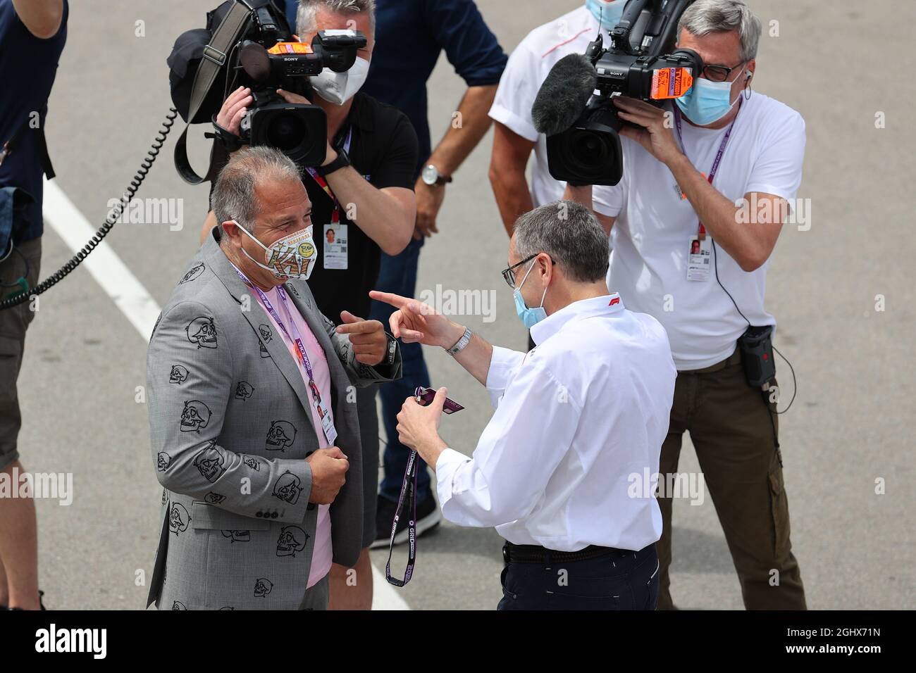 (De gauche à droite): Kai Ebel (GER) RTL TV Presenter reçoit un passage de 500e saison GP de Stefano Domenicali (ITA) Président et CEO de Formule 1. 09.05.2021. Championnat du monde de Formule 1, Rd 4, Grand Prix d'Espagne, Barcelone, Espagne, Jour de la course. Le crédit photo doit être lu : images XPB/Press Association. Banque D'Images