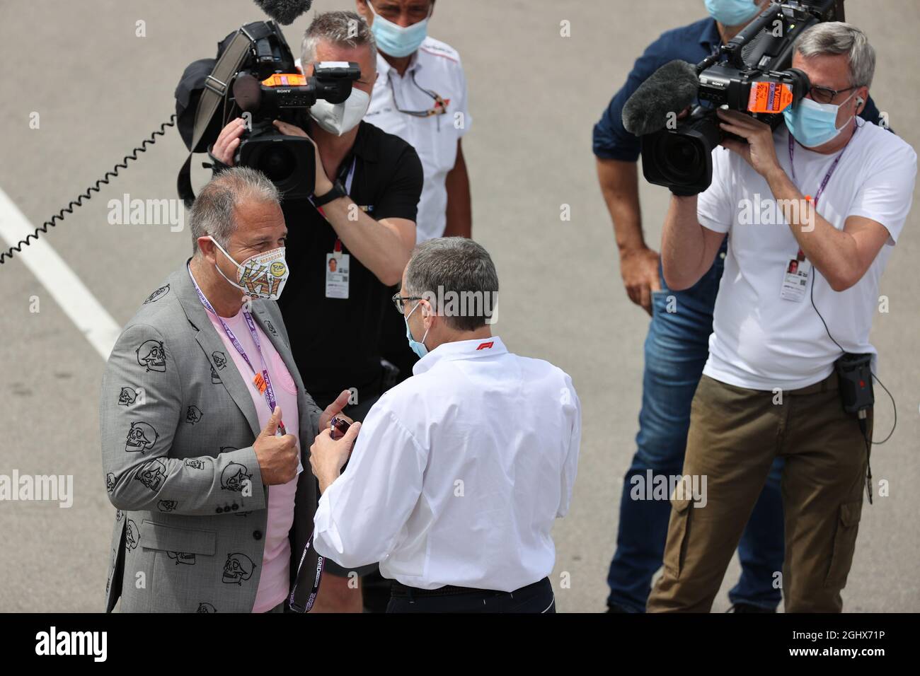 (De gauche à droite): Kai Ebel (GER) RTL TV Presenter reçoit un passage de 500e saison GP de Stefano Domenicali (ITA) Président et CEO de Formule 1. 09.05.2021. Championnat du monde de Formule 1, Rd 4, Grand Prix d'Espagne, Barcelone, Espagne, Jour de la course. Le crédit photo doit être lu : images XPB/Press Association. Banque D'Images