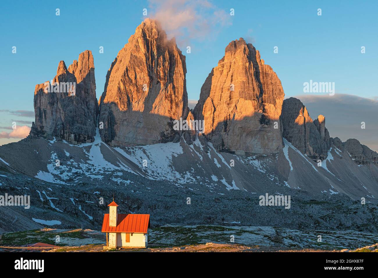 Magnifique paysage de Tre Cime di Lavaredo Parc national avec des sommets de montagne et rifugio, Dolomites, Tyrol du Sud, Italie, Europe Banque D'Images