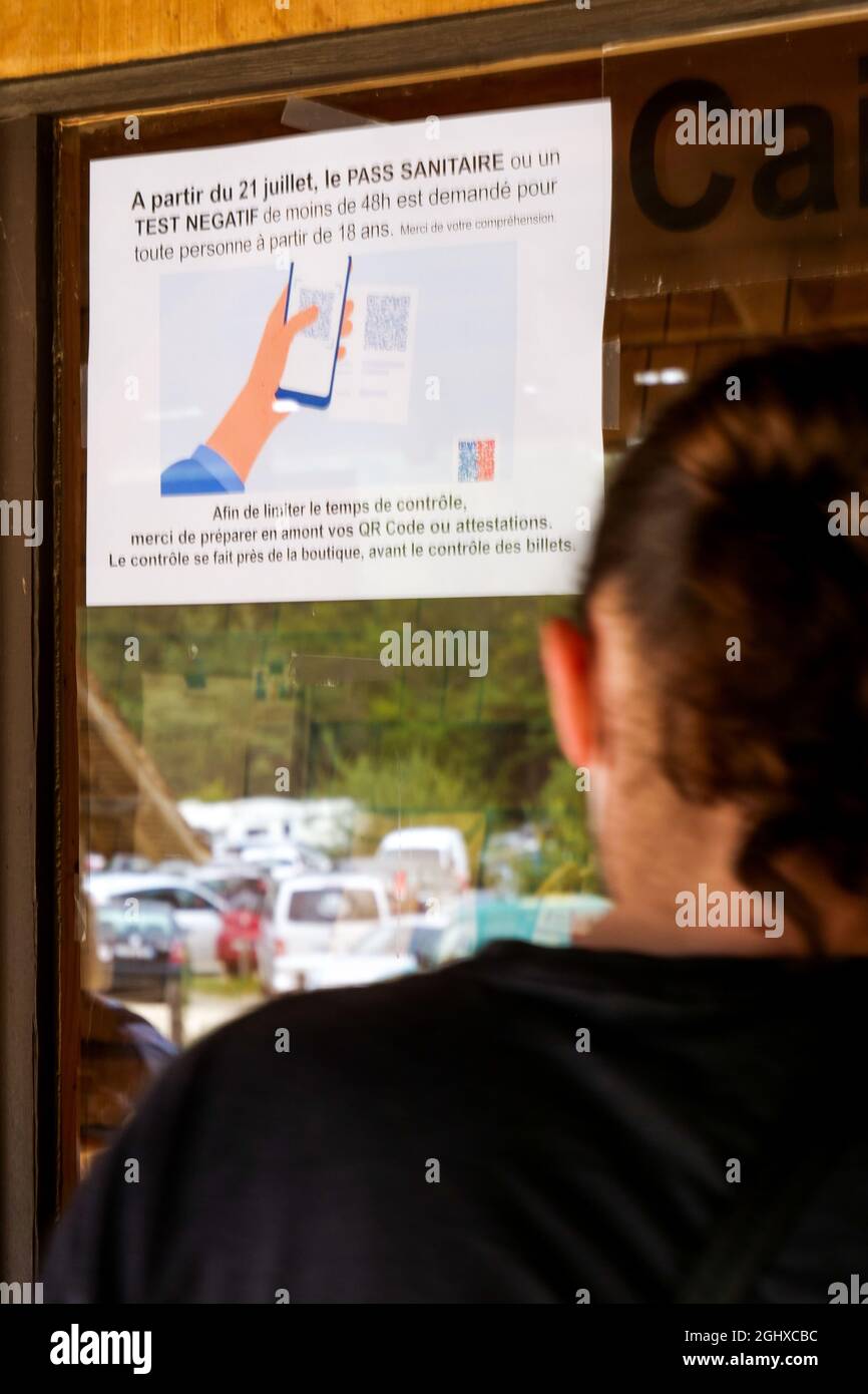 Passe sanitaire requis, chantier de construction du château de Guédelon, Treigny-Perreuse-Sainte-Colombe, Yonne, région Bourgogne Franche-Comté, France Banque D'Images