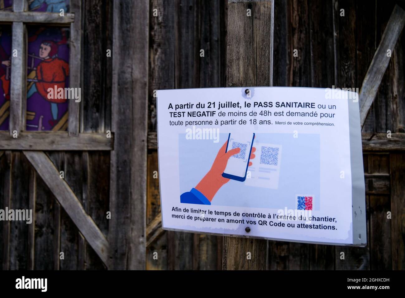 Passe sanitaire requis, chantier de construction du château de Guédelon, Treigny-Perreuse-Sainte-Colombe, Yonne, région Bourgogne Franche-Comté, France Banque D'Images