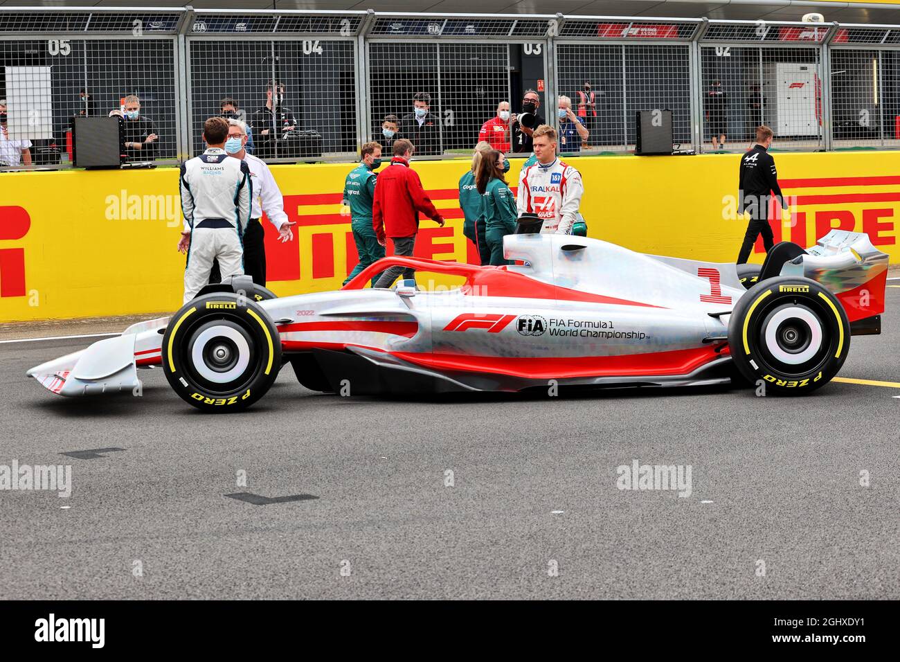 George Russell (GBR) Williams Racing avec Ross Brawn (GBR) Directeur général, Sports automobiles - lancement de voitures 2022. 15.07.2021. Championnat du monde de Formule 1, Rd 10, Grand Prix de Grande-Bretagne, Silverstone, Angleterre, Journée de préparation. Le crédit photo doit être lu : images XPB/Press Association. Banque D'Images