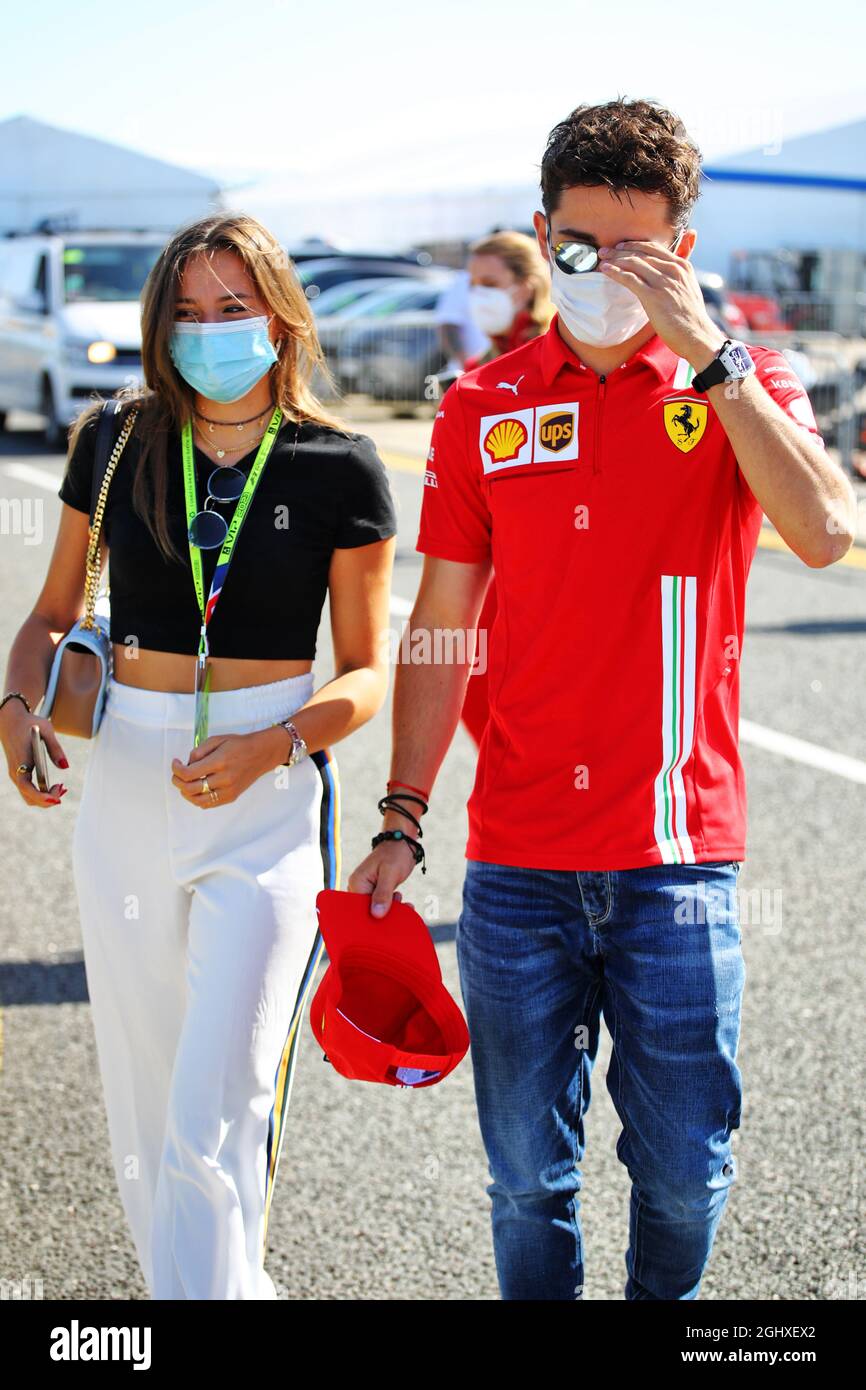 Charles Leclerc (mon) Ferrari avec sa petite amie Charlotte sine (mon). 17.07.2021. Championnat du monde de Formule 1, Rd 10, Grand Prix de Grande-Bretagne, Silverstone, Angleterre, Jour de qualification. Le crédit photo doit être lu : images XPB/Press Association. Banque D'Images