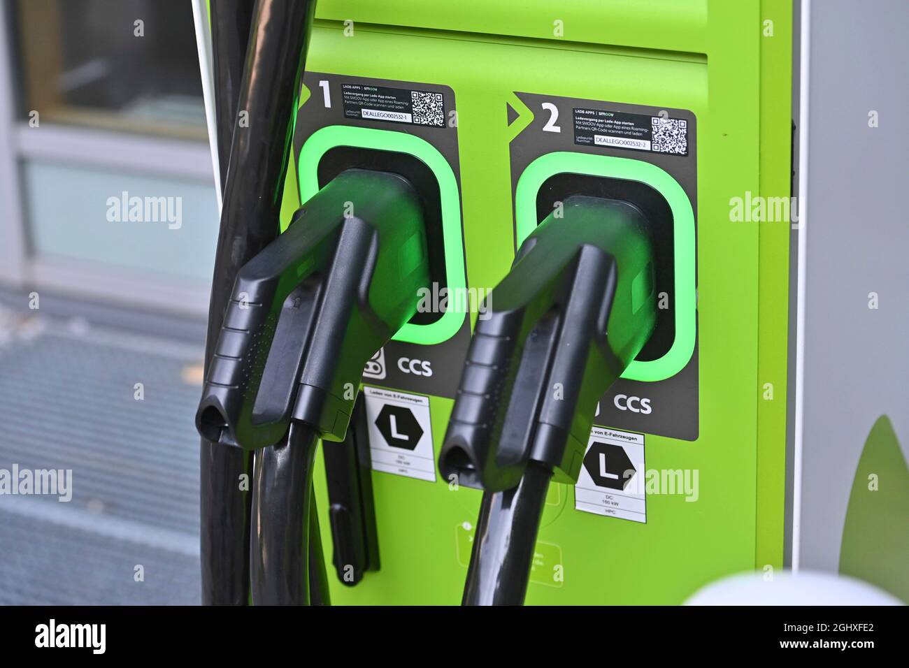 Munich, Allemagne. 07septembre 2021. Colonnes de charge pour voitures électriques, voitures électroniques, deux fiches de charge sont dans une colonne de charge, câble de charge, colonne de charge, prise de charge, e-mobilité, électrification. Electro-mobilité. Station de charge pour voitures, voitures, automobiles, crédit: dpa/Alay Live News Banque D'Images