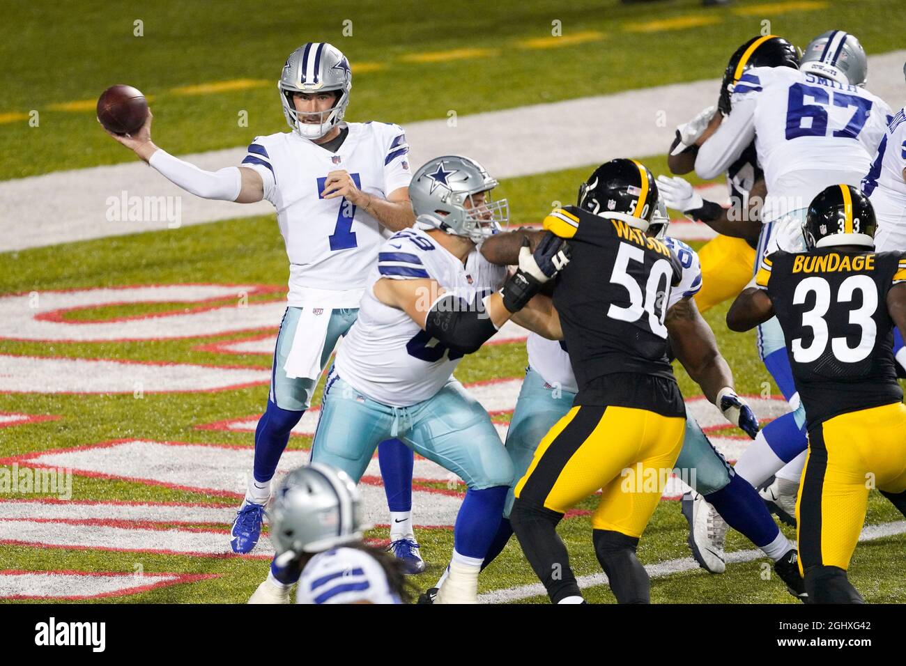 Le quarterback des Cowboys de Dallas Ben DiNucci (7) lance le football lors du match du Pro football Hall of Fame au stade Tom Benson Hall of Fame, jeudi, Banque D'Images